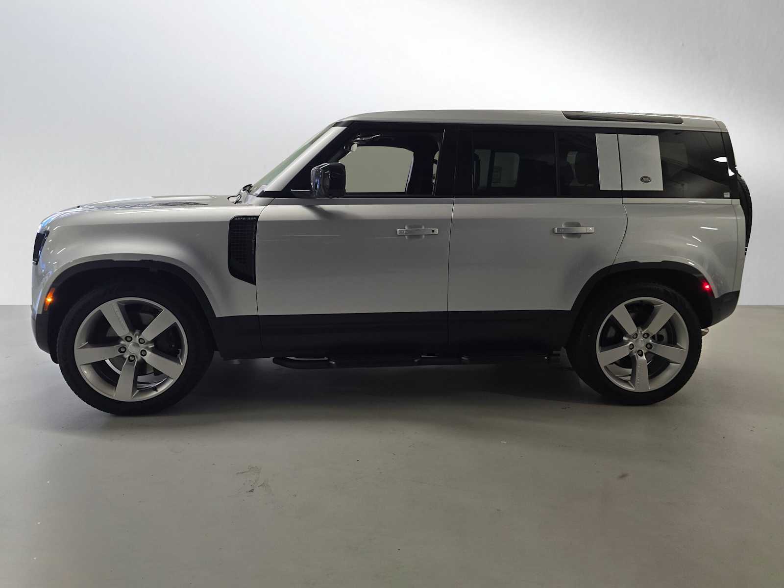 2024 Land Rover Defender SE 110 photo 2
