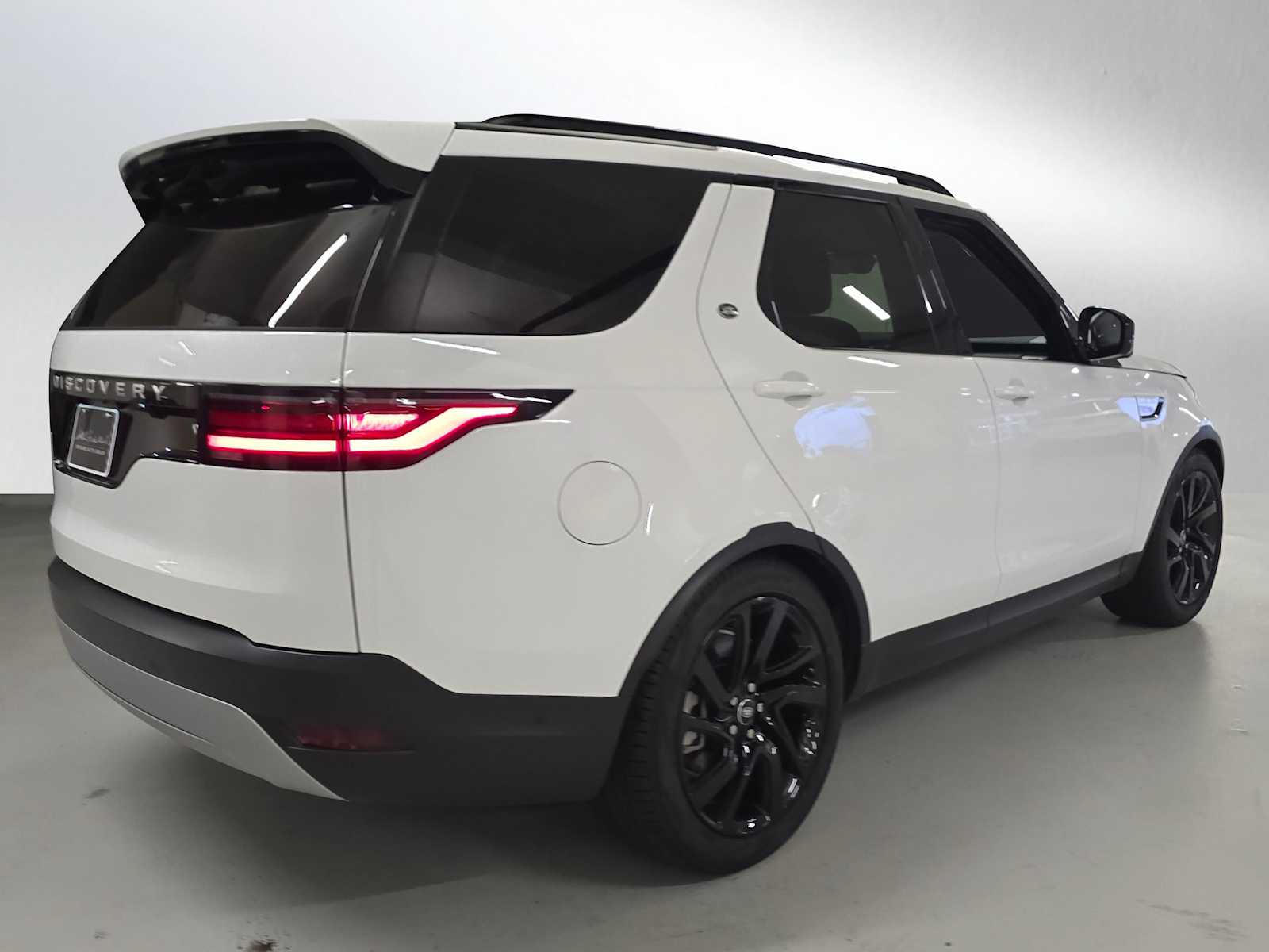2024 Land Rover Discovery S photo 2