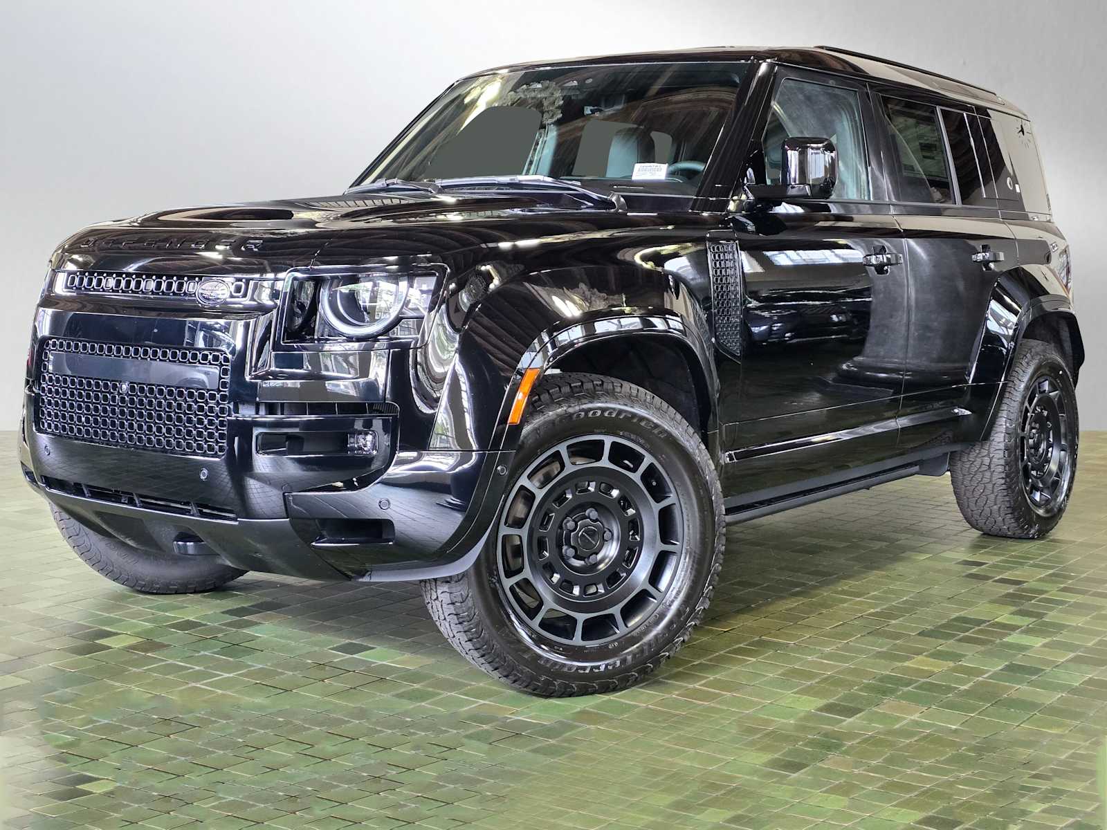 2026 Land Rover Defender 110 OCTA Black P635's photo