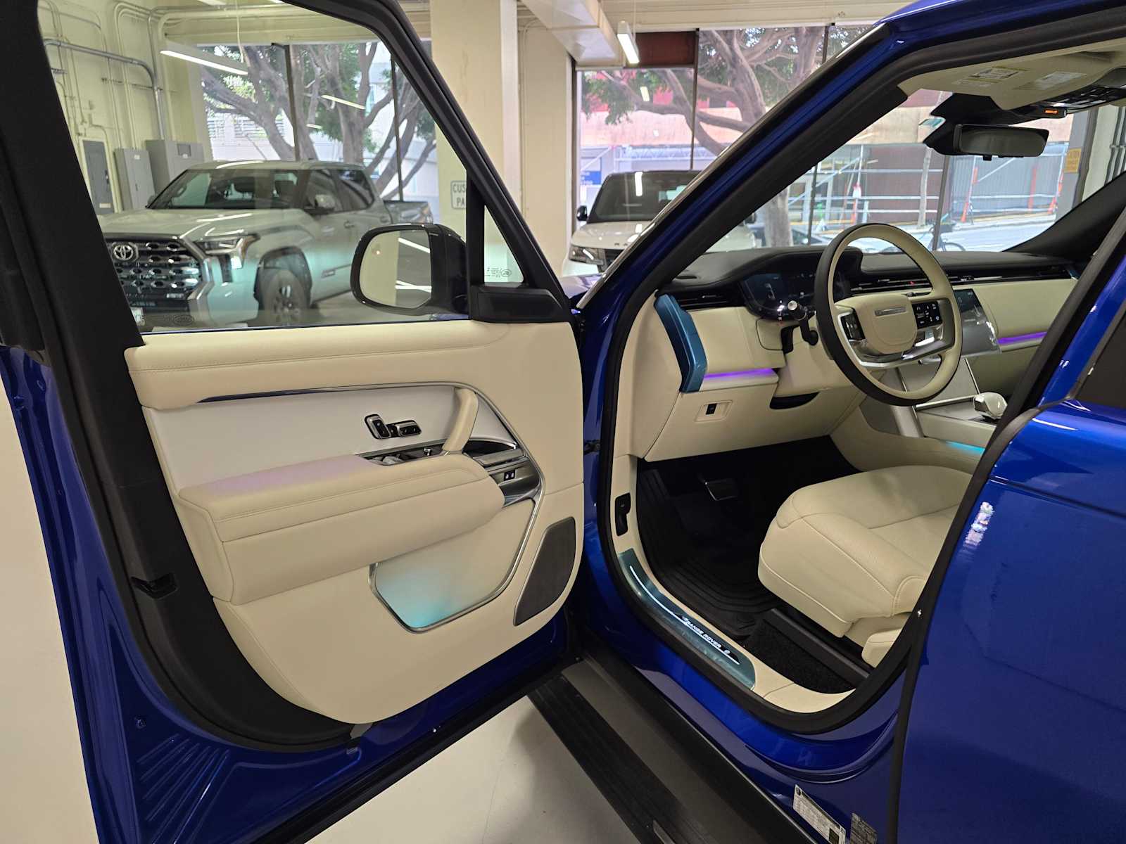 2025 Land Rover Range Rover SV - Photo 21