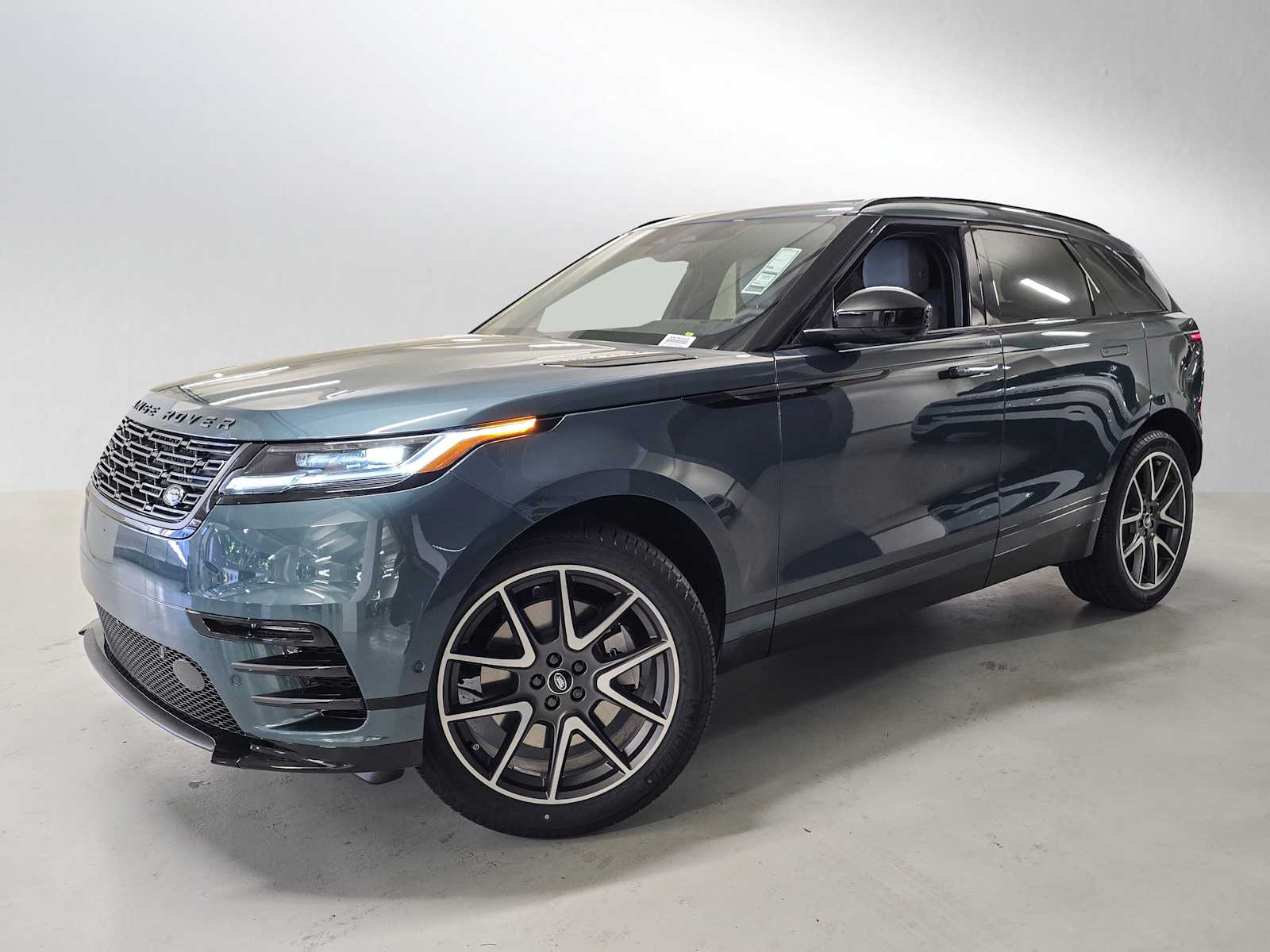 2026 Land Rover Range Rover Velar Dynamic SE's photo