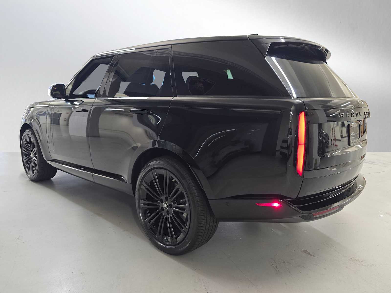 2025 Land Rover Range Rover SE photo 3