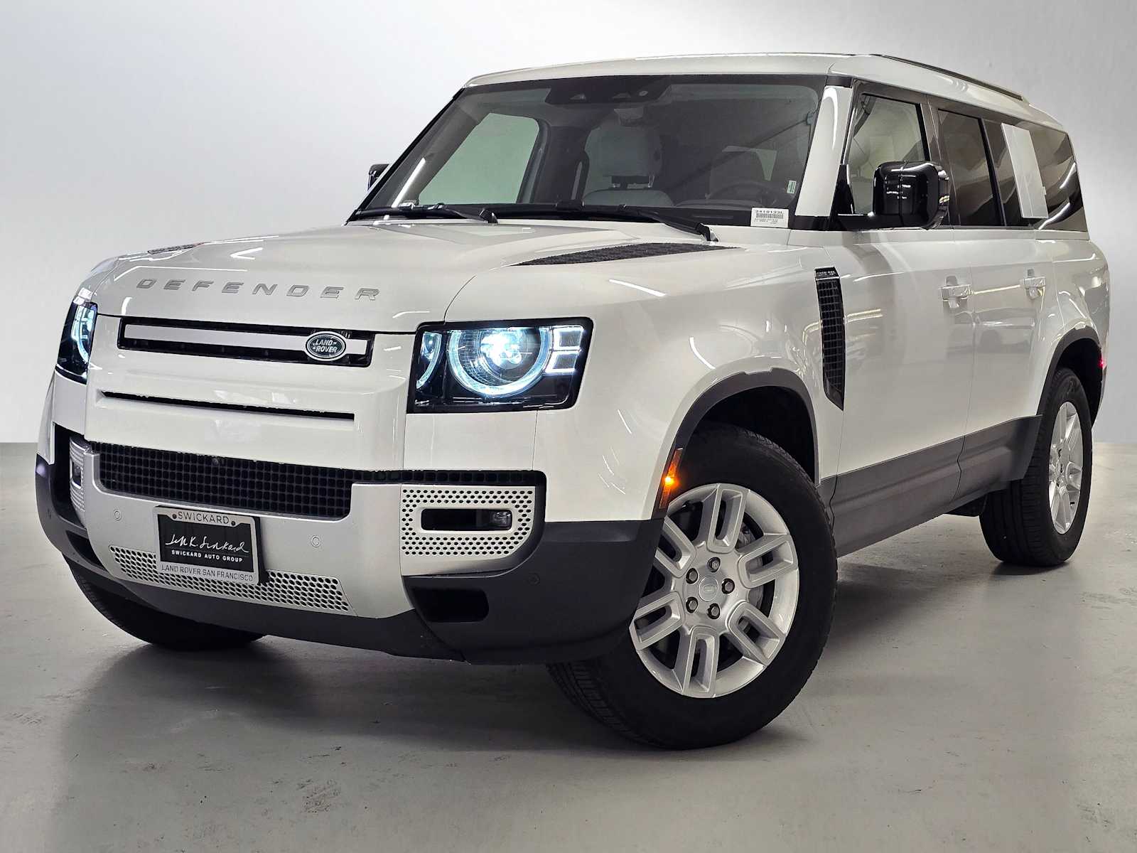 2025 Land Rover Defender 130 S P400's photo