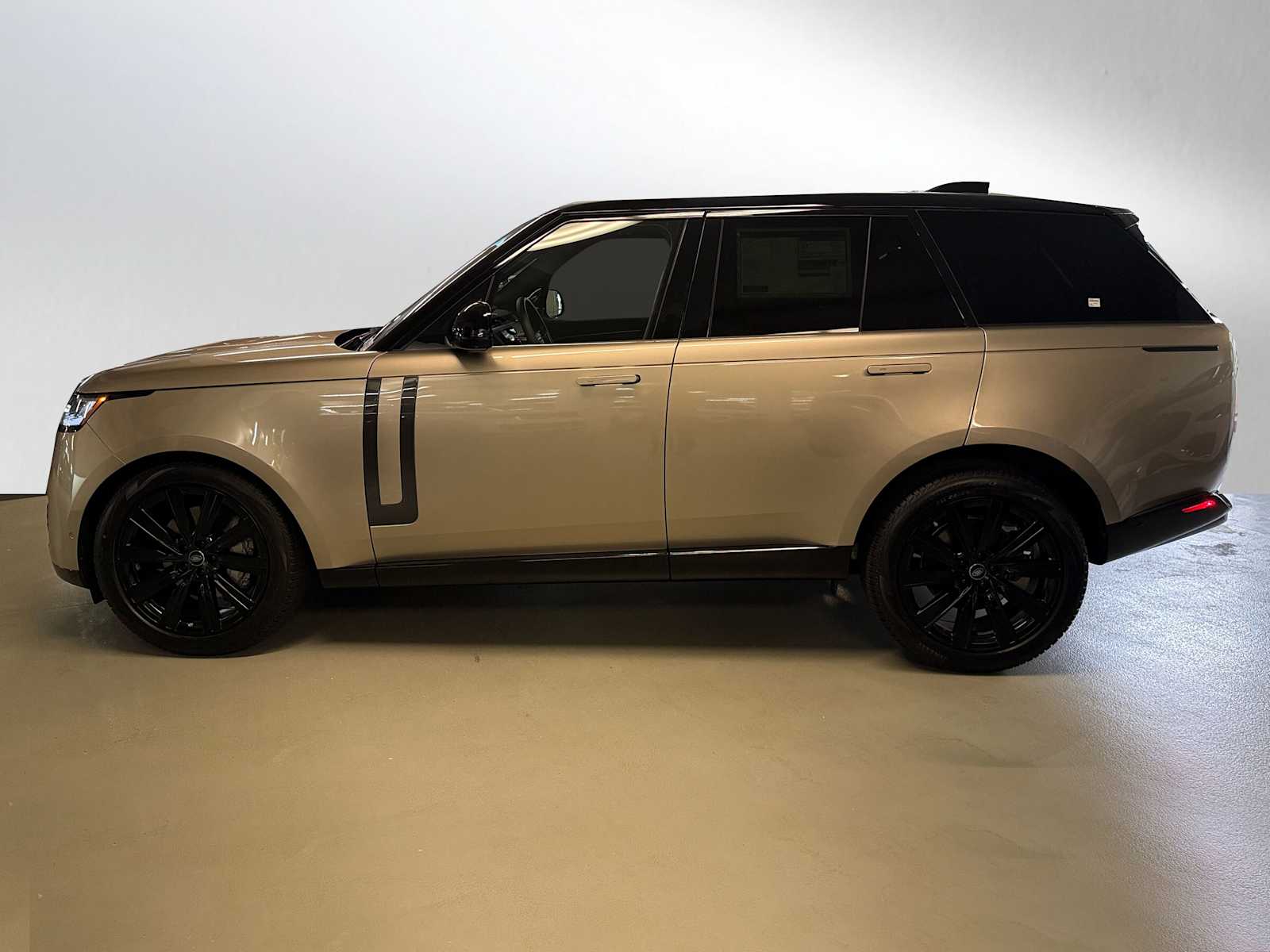 2025 Land Rover Range Rover SE photo 2