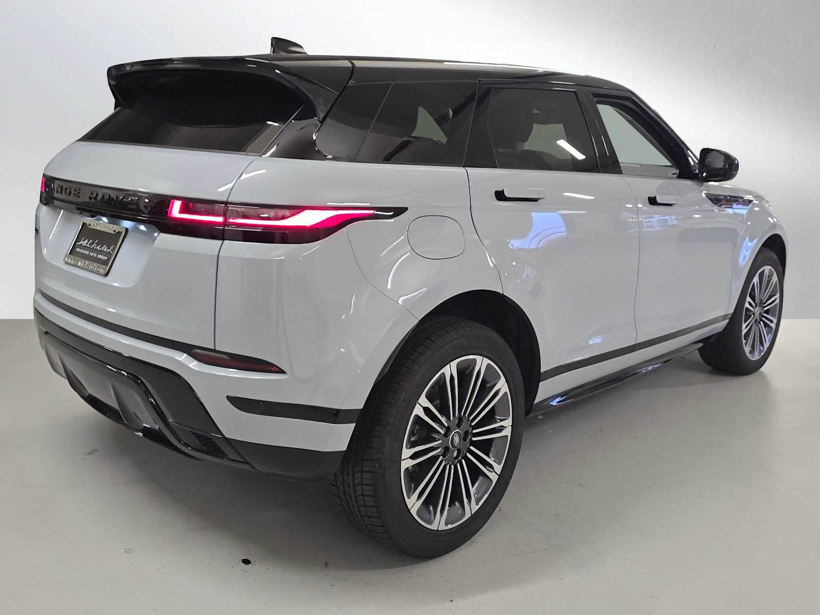 2024 Land Rover Range Rover Evoque Dynamic SE photo 3