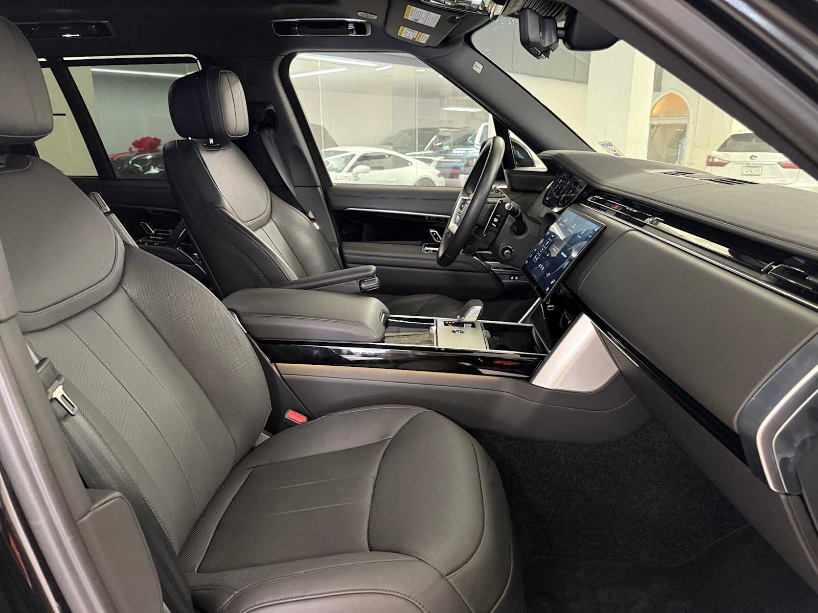 Image 10 of 2024 Land Rover Range P400 SE SUV