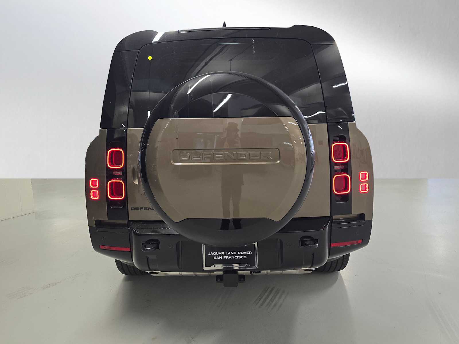 2025 Land Rover Defender 130 X-Dynamic SE photo 4