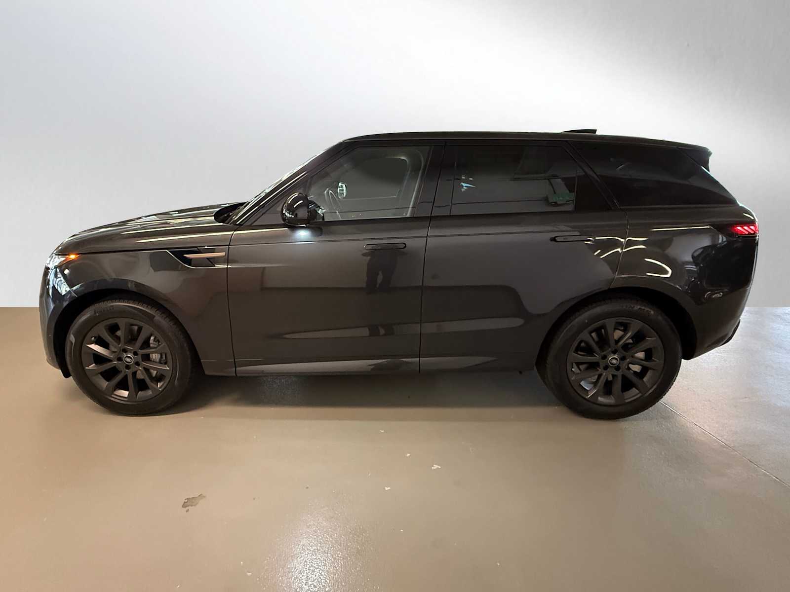 2025 Land Rover Range Rover Sport SE photo 2