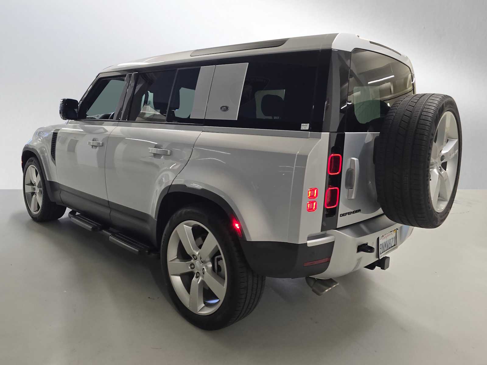 2024 Land Rover Defender SE 110 photo 3