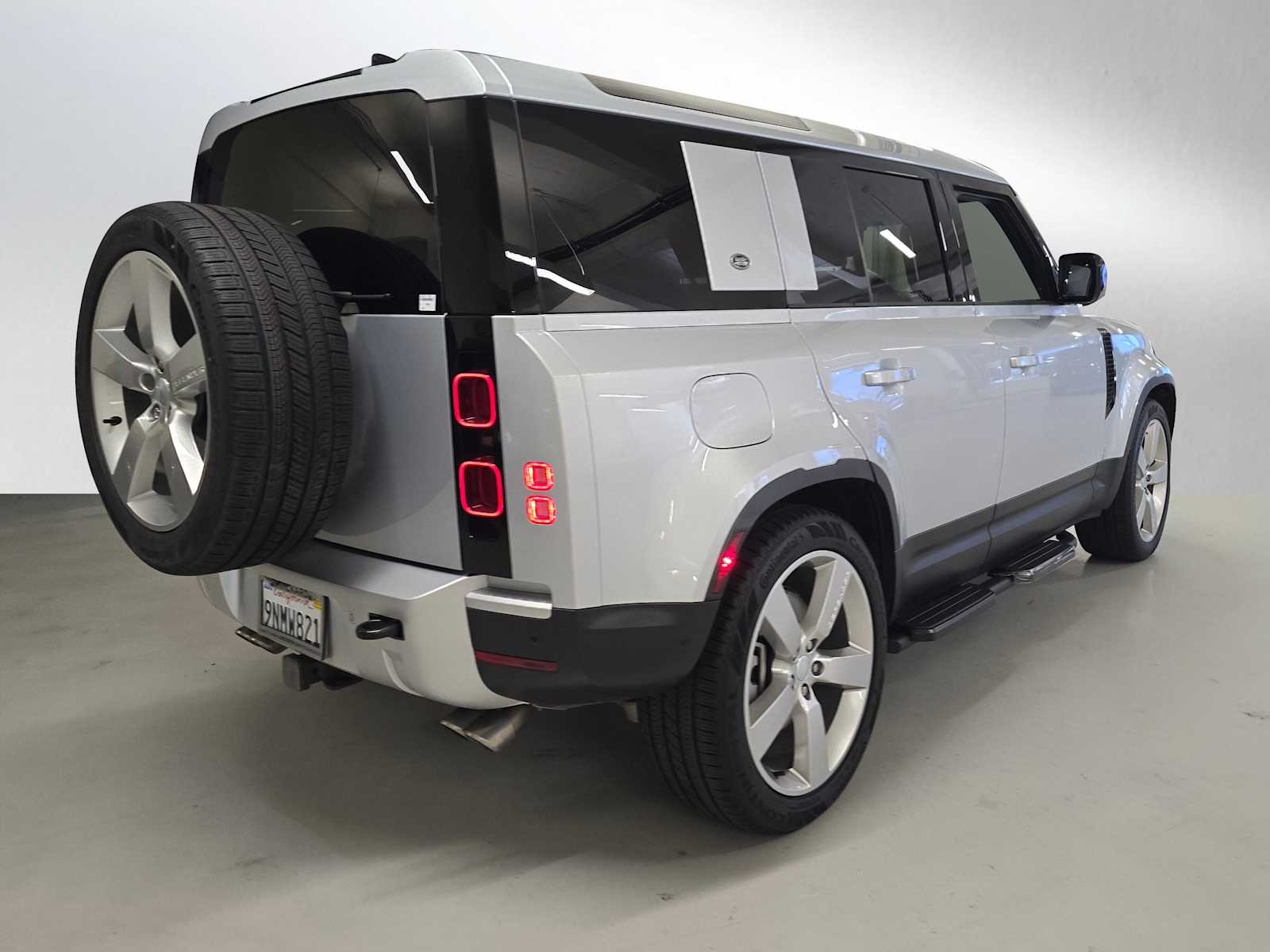 2024 Land Rover Defender SE 110 photo 3
