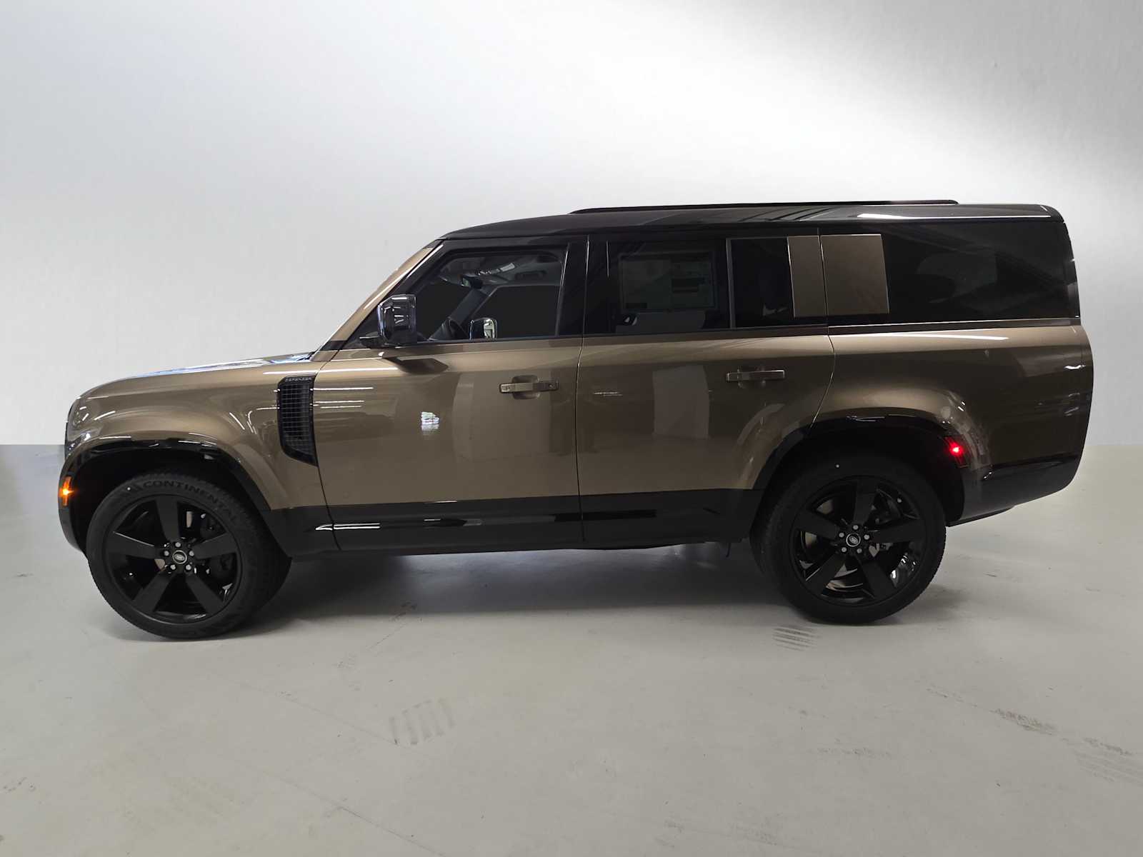 2025 Land Rover Defender 130 X-Dynamic SE photo 2