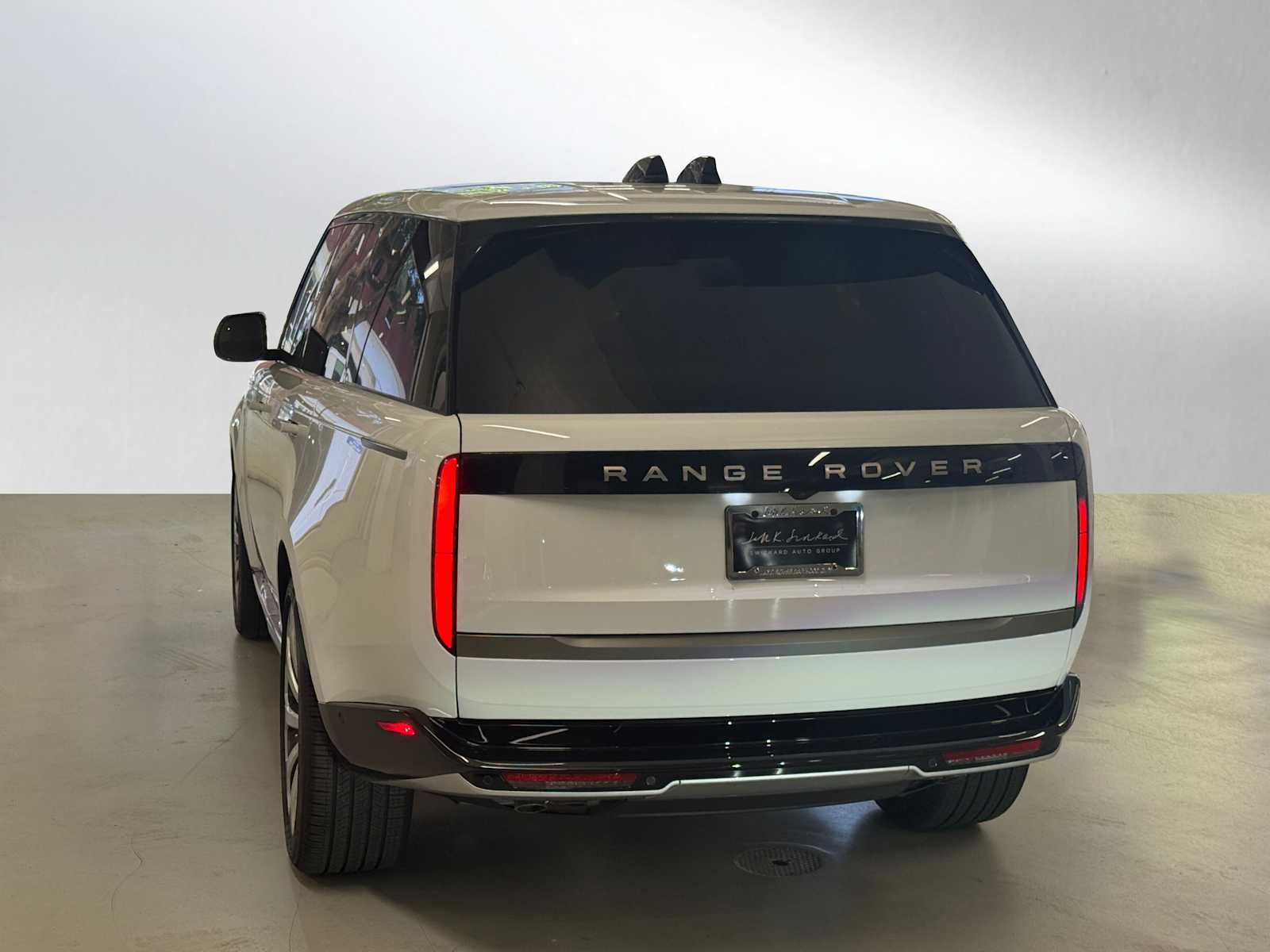 2025 Land Rover Range Rover SE photo 3