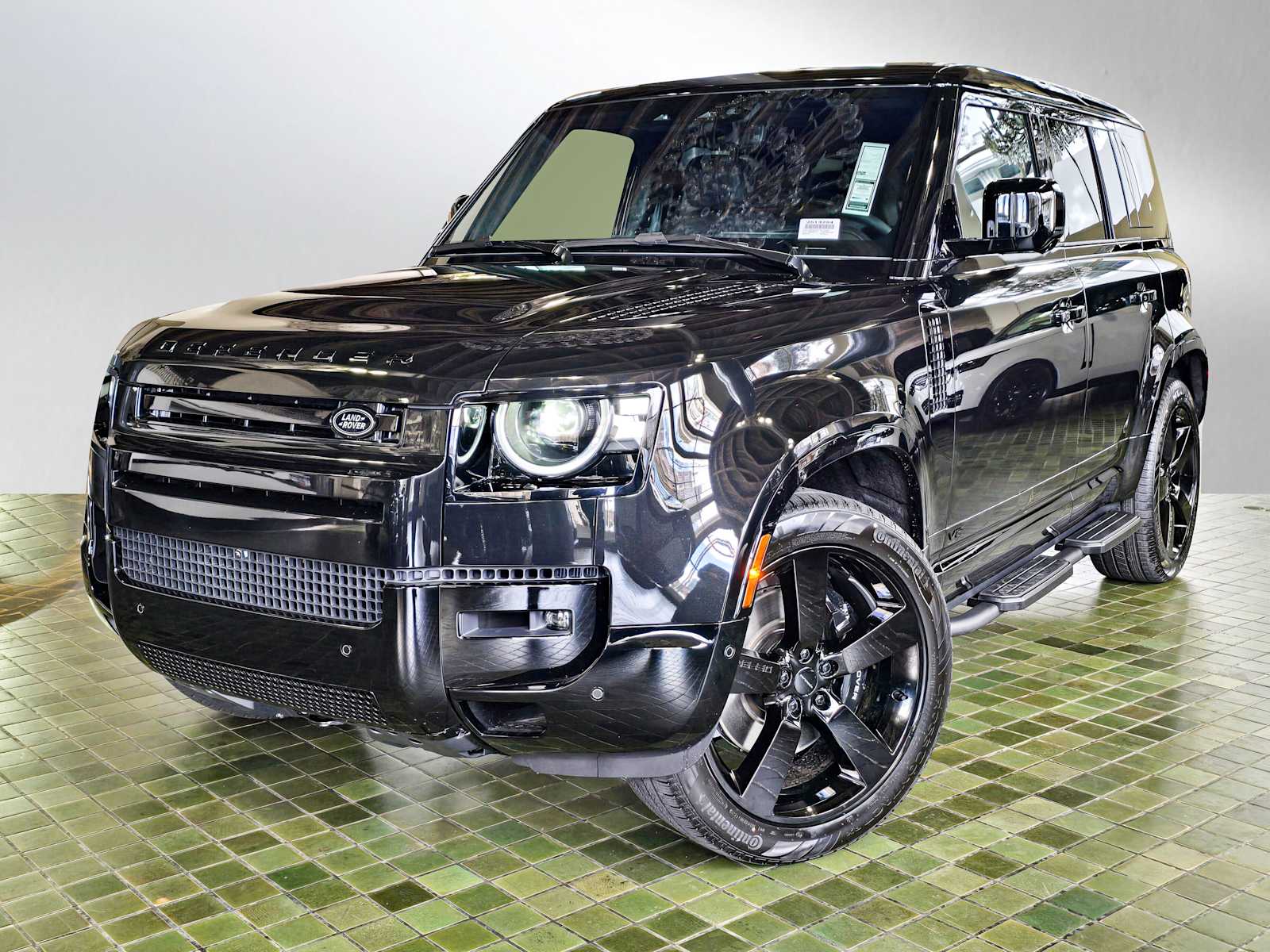 2026 Land Rover Defender 110 V8 P525's photo