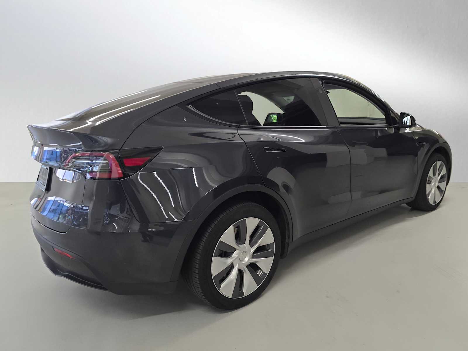 2024 Tesla Model Y Long Range photo 3