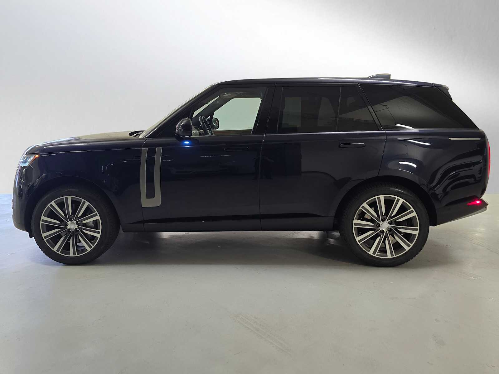 2023 Land Rover Range Rover SE photo 4