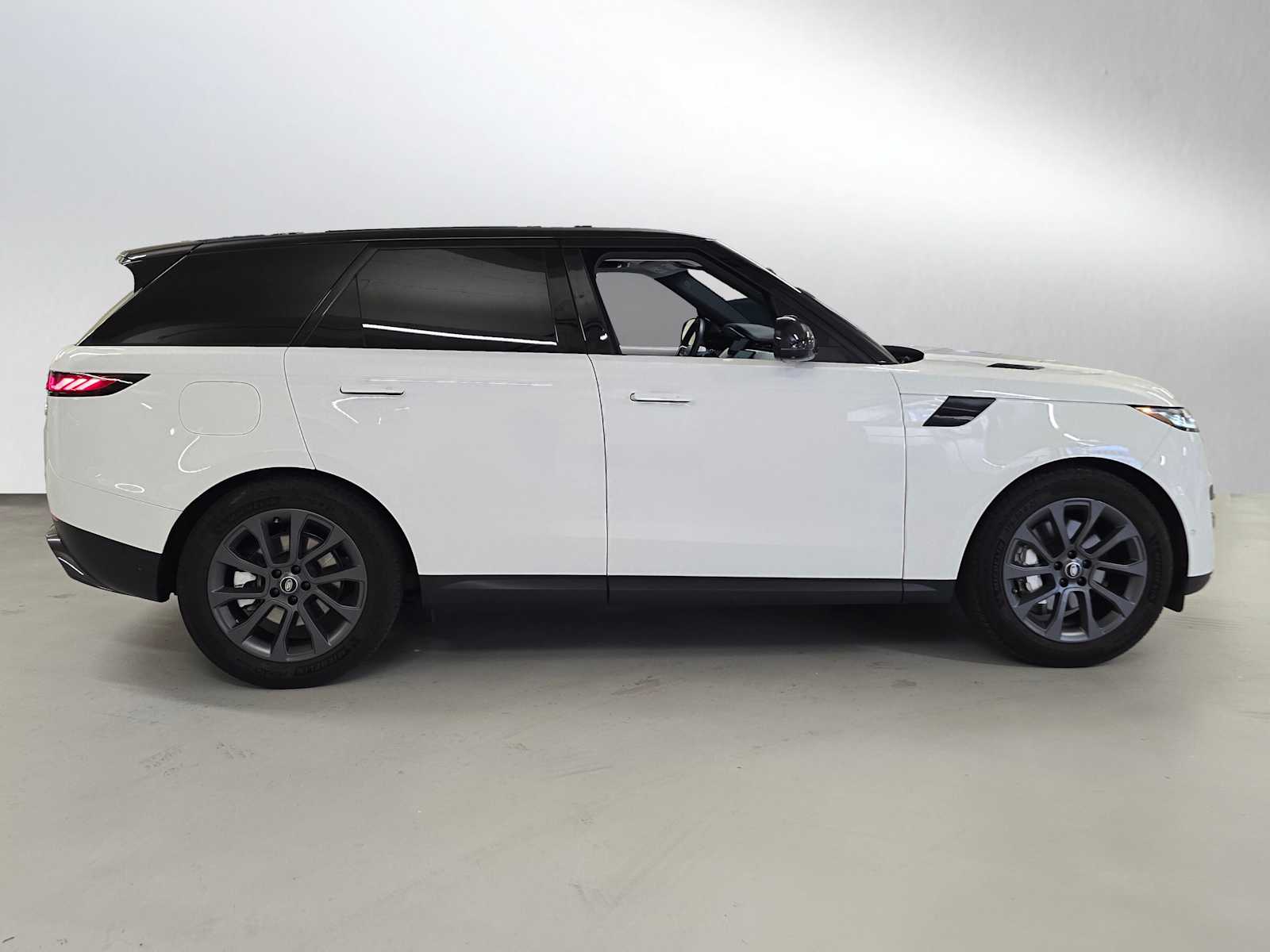 2023 Land Rover Range Rover Sport SE photo 2