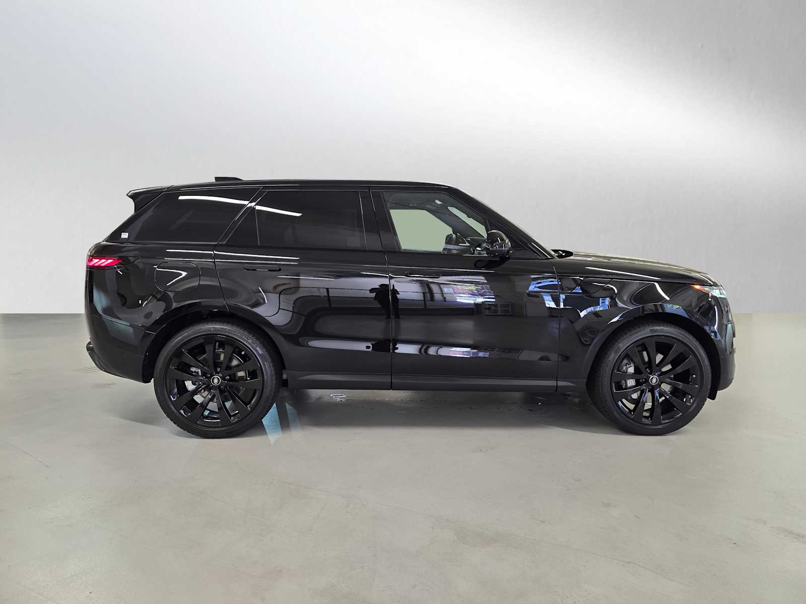 Image 6 of 2025 Land Rover Range Sport P360 SE SUV