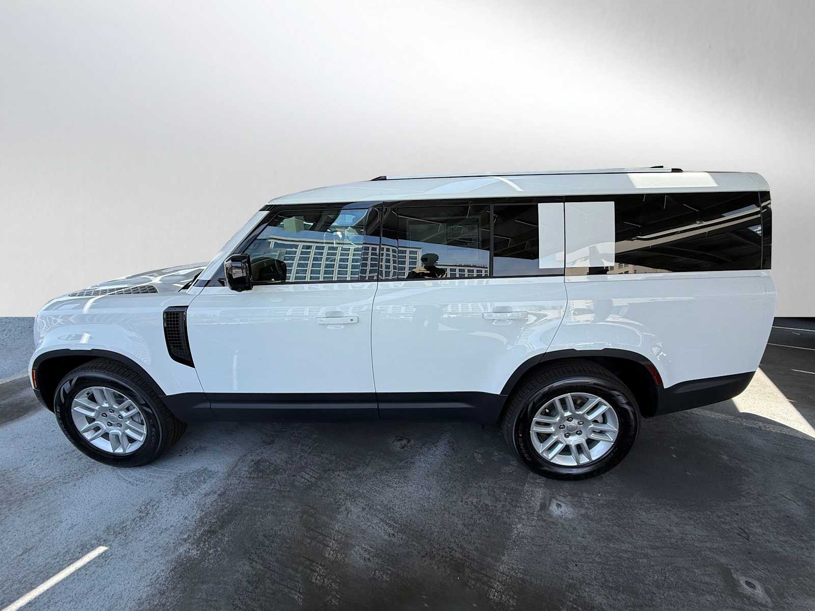 2025 Land Rover Defender 130 S photo 2