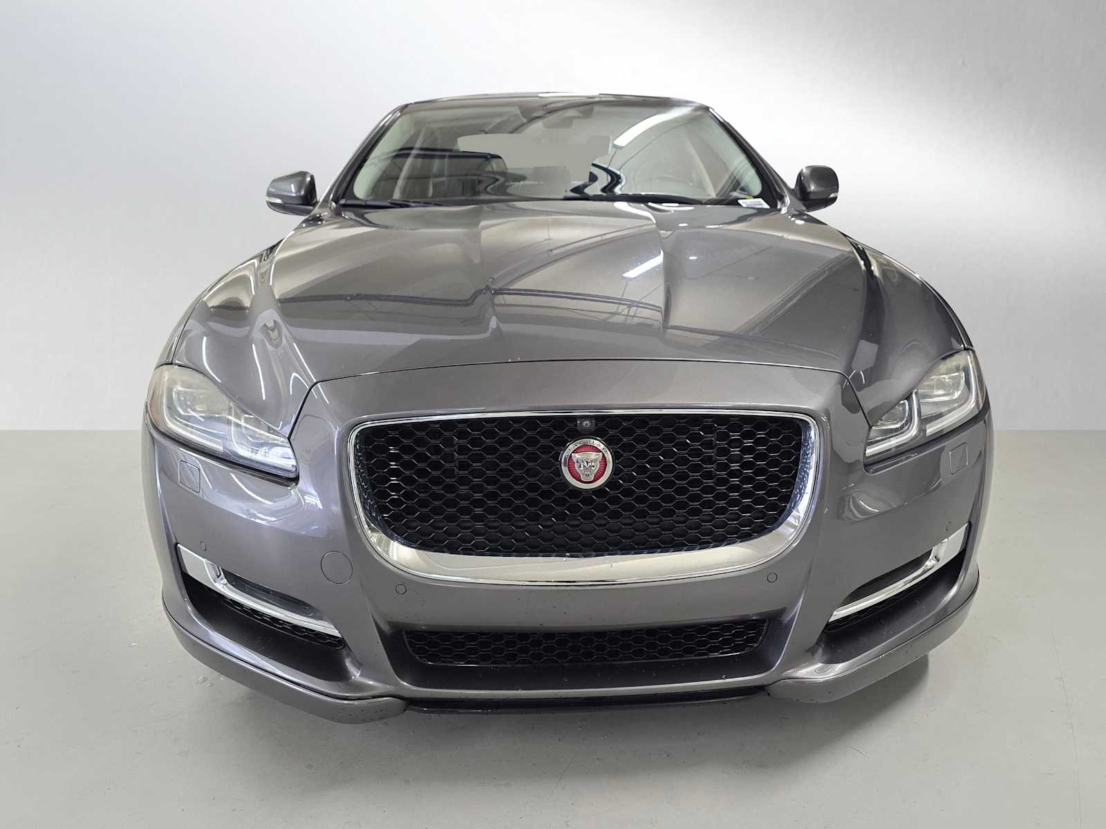 2019 Jaguar XJ R-Sport photo 2