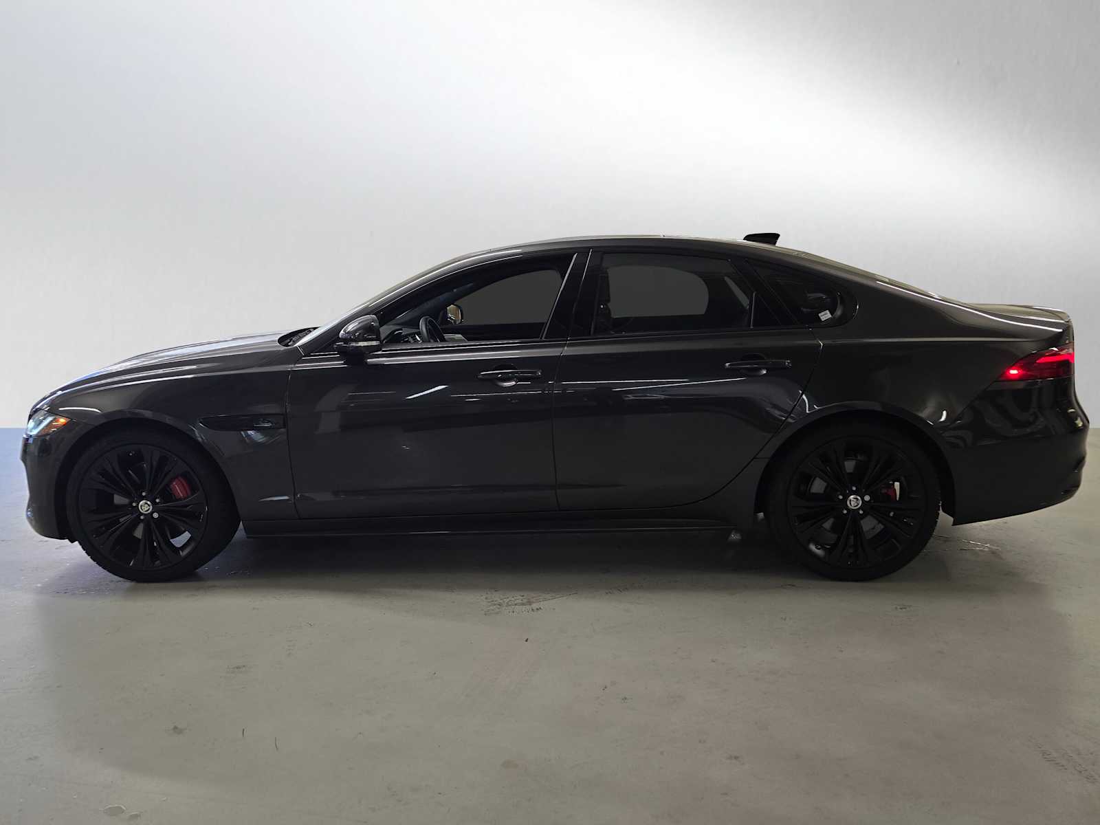 2024 Jaguar XF P300 R-Dynamic SE photo 4