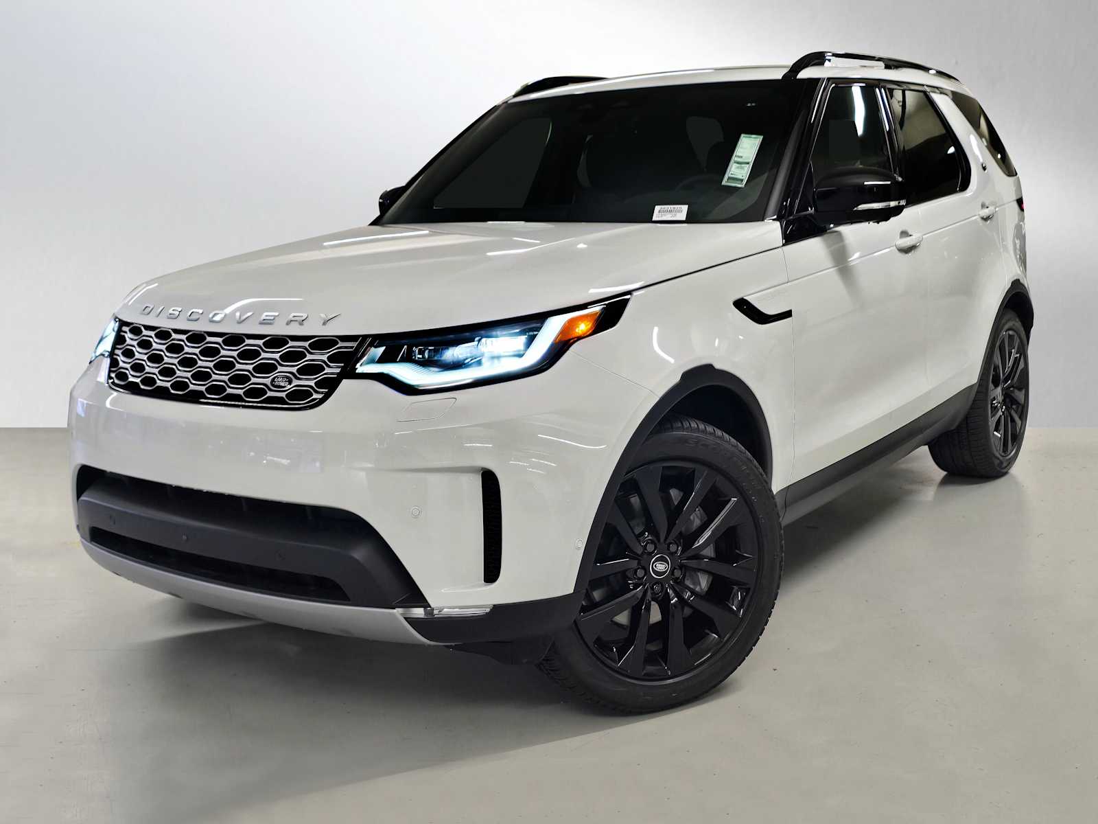2026 Land Rover Discovery P300 S's photo