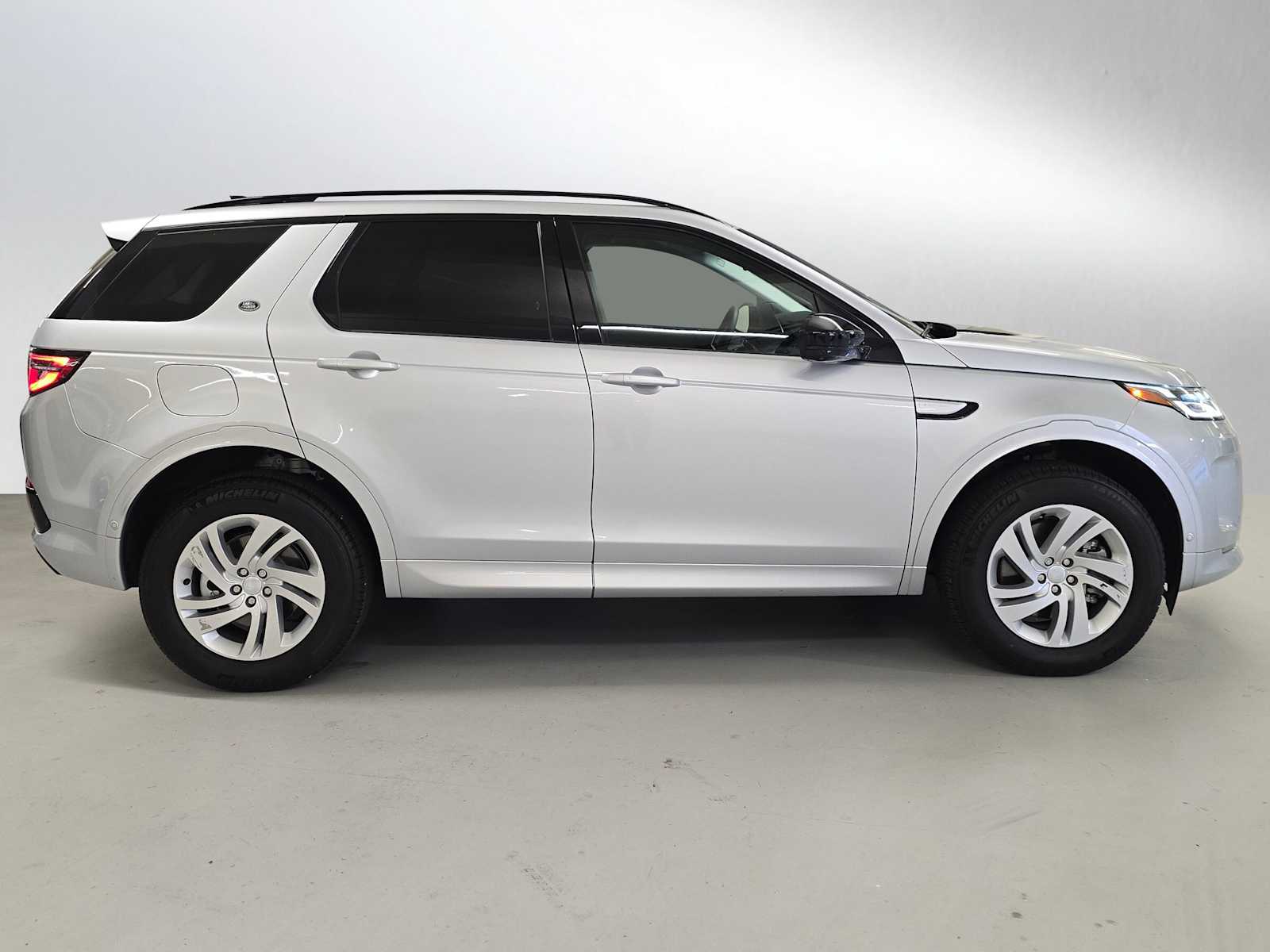 2025 Land Rover Discovery Sport S photo 2