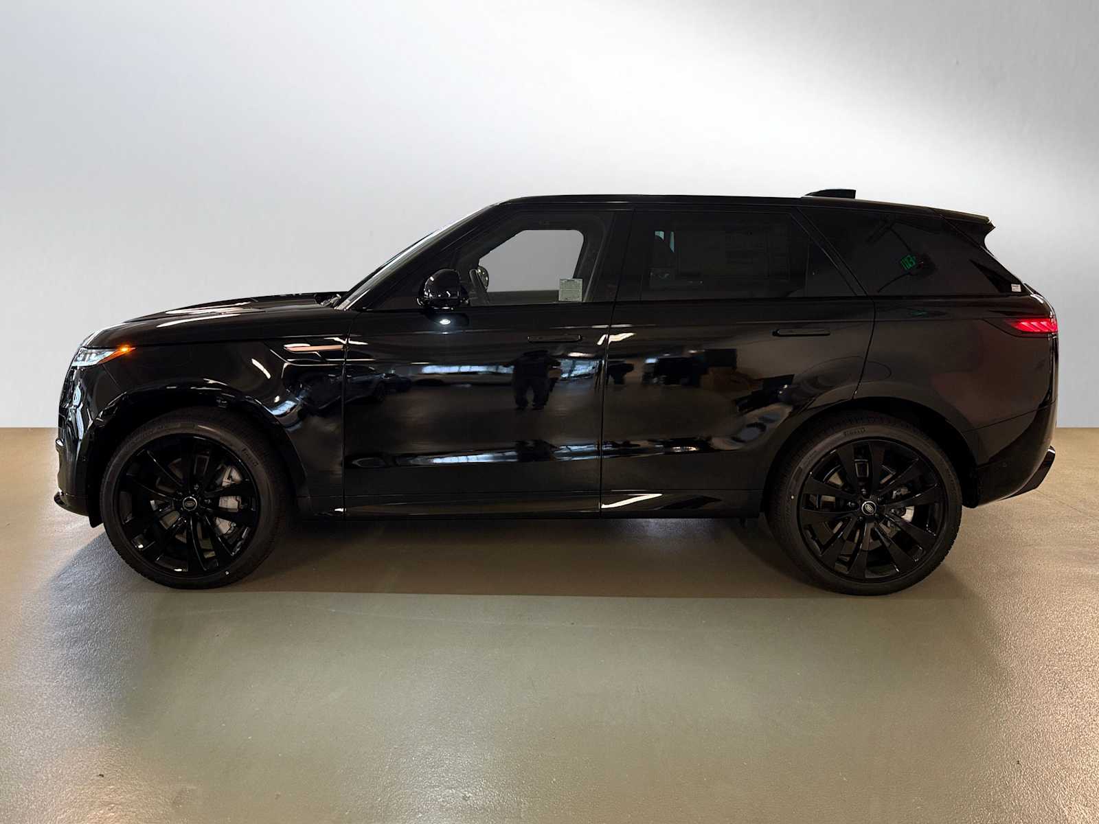 Image 2 of 2025 Land Rover Range Sport P530 Dynamic SE SUV
