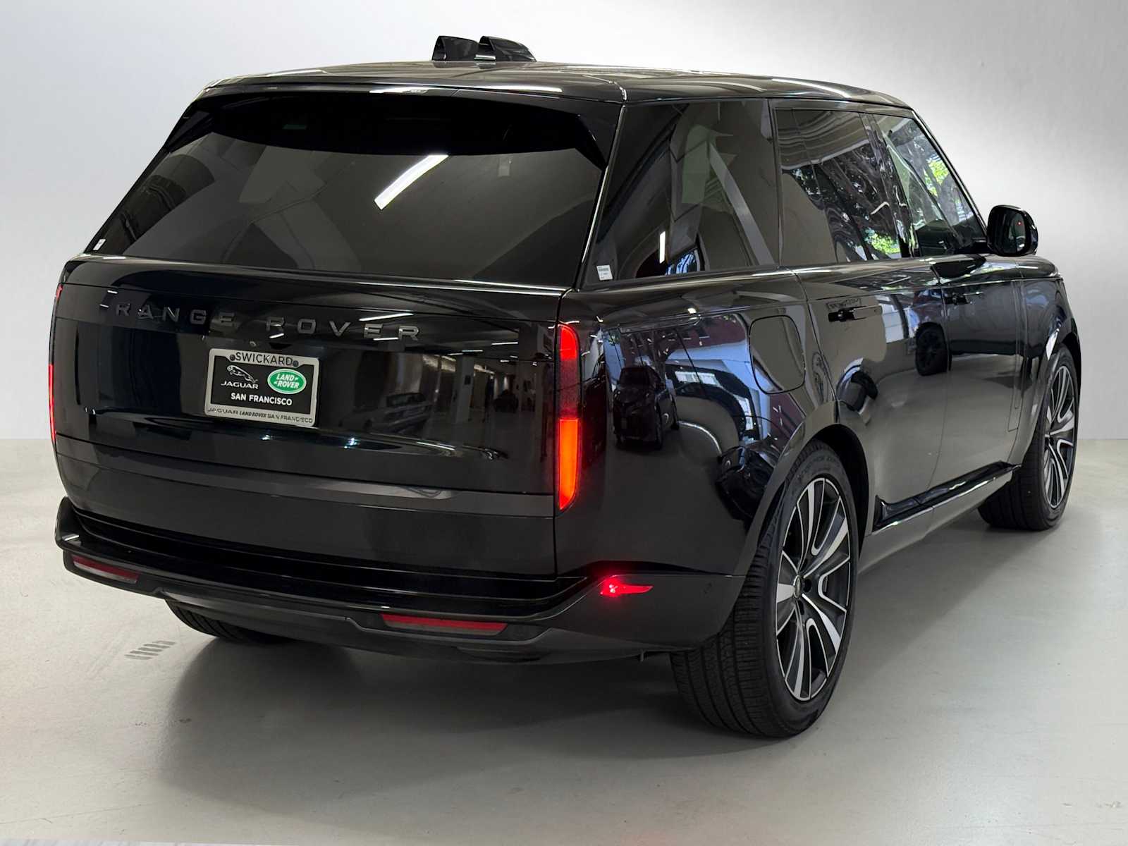 Image 5 of 2024 Land Rover Range P400 SE SUV