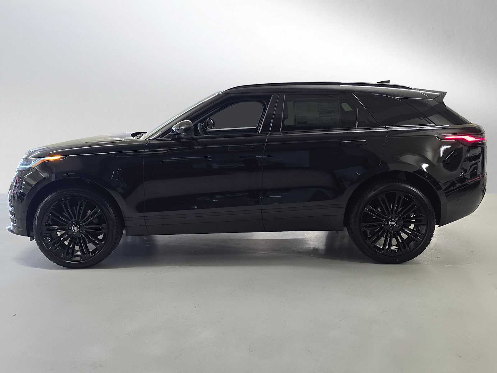 2026 Land Rover Range Rover Velar SE photo 2