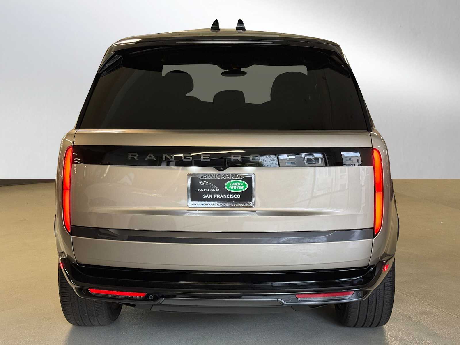2025 Land Rover Range Rover SE photo 4