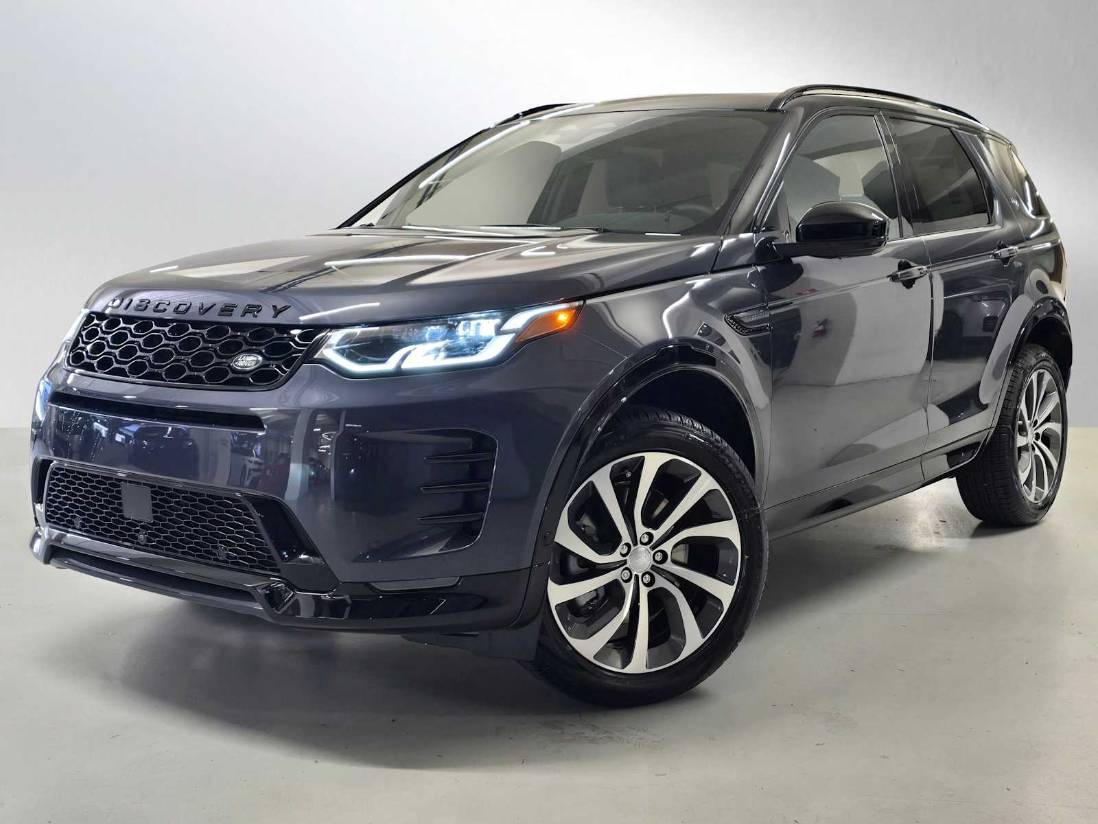 2025 Land Rover Discovery Sport Dynamic SE's photo
