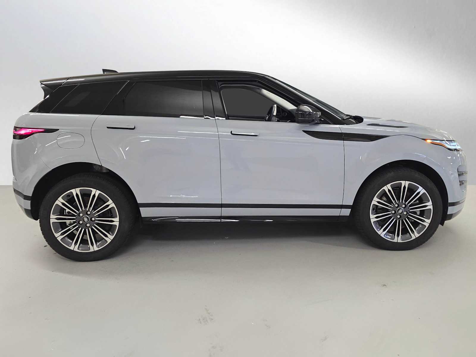 2024 Land Rover Range Rover Evoque Dynamic SE photo 2