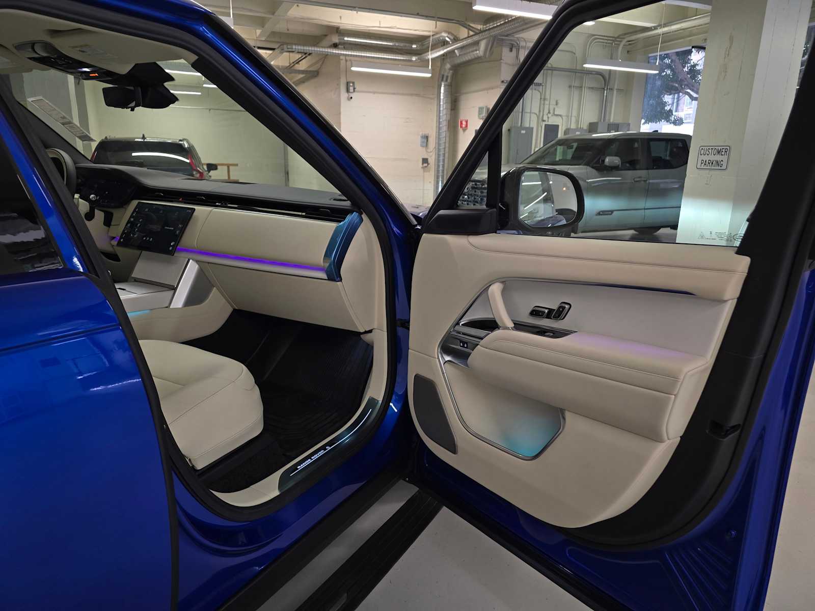2025 Land Rover Range Rover SV - Photo 12