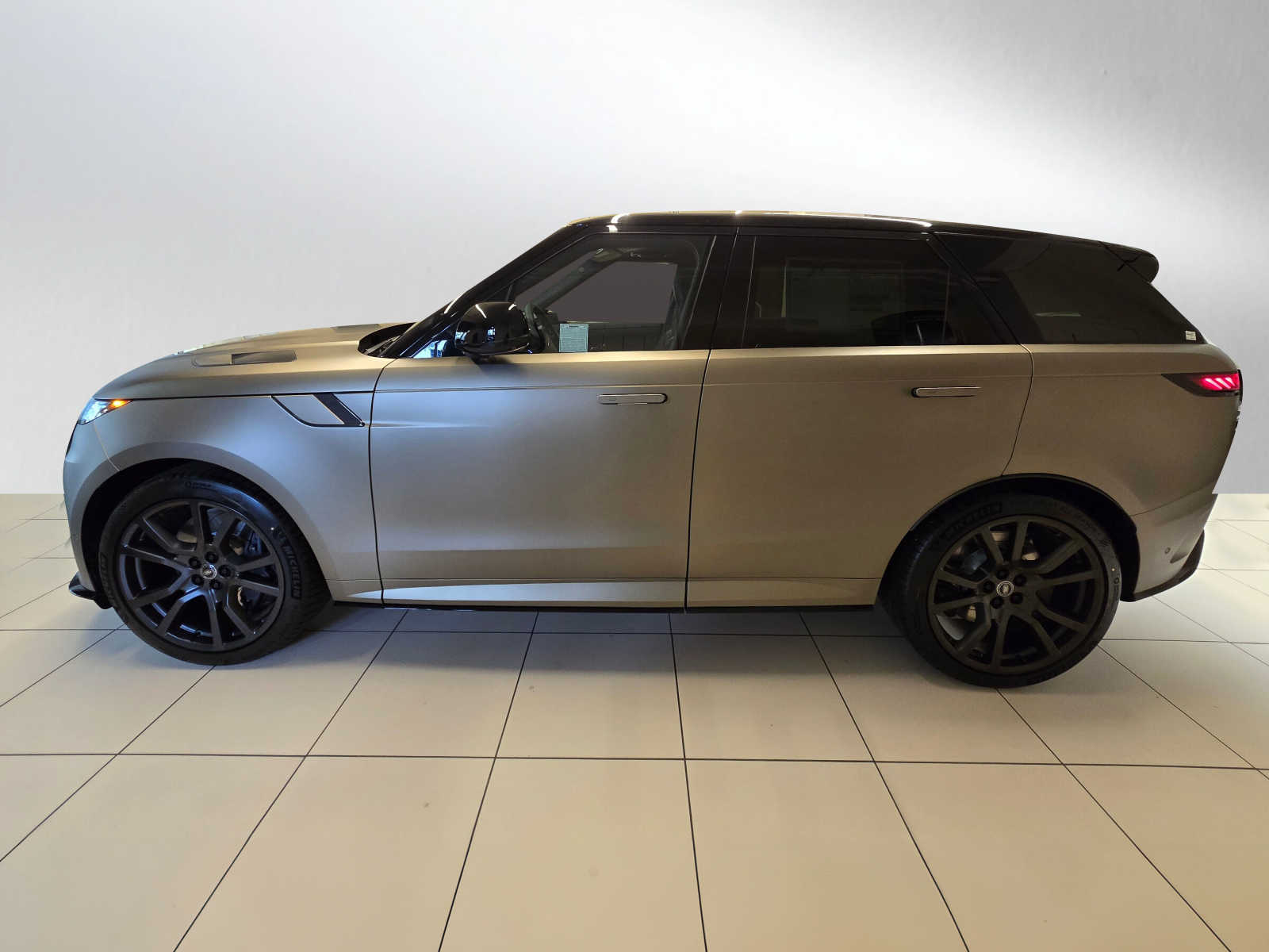 2024 Land Rover Range Rover Sport photo 2