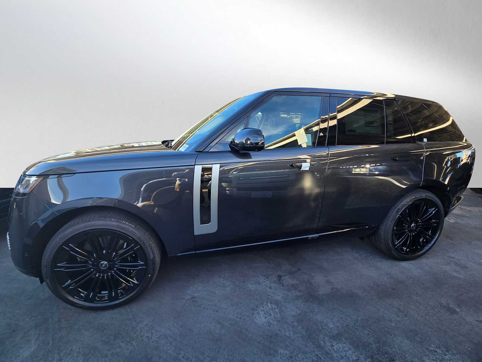 2025 Land Rover Range Rover SV photo 2