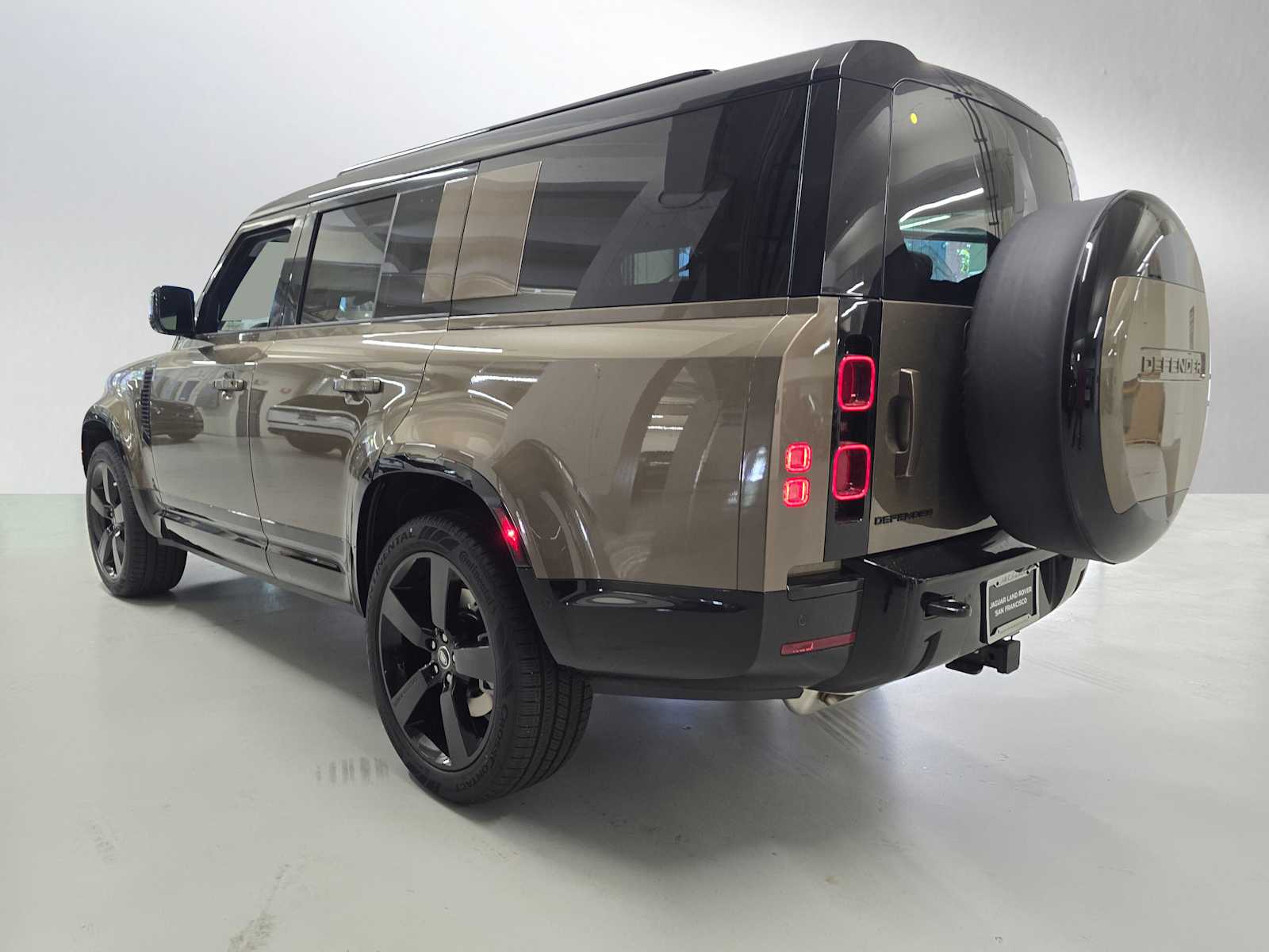 2025 Land Rover Defender 130 X-Dynamic SE photo 3