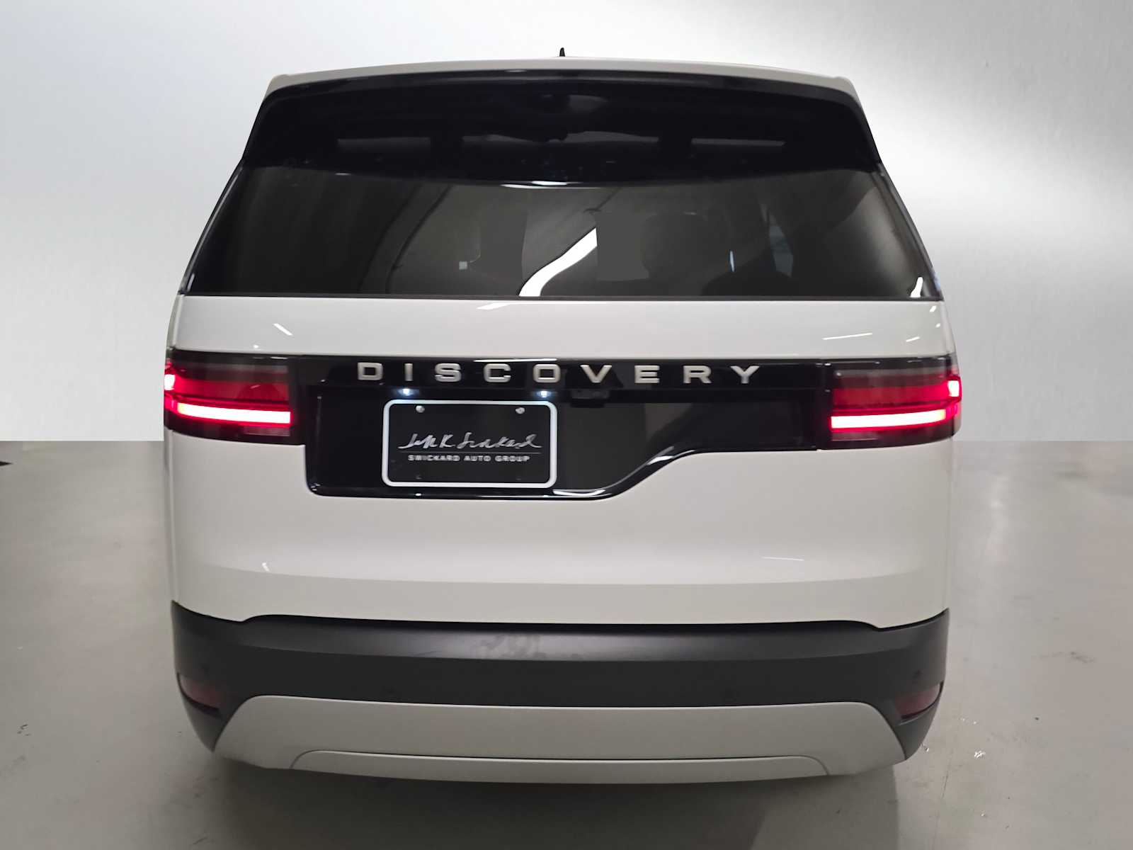 2024 Land Rover Discovery S photo 3