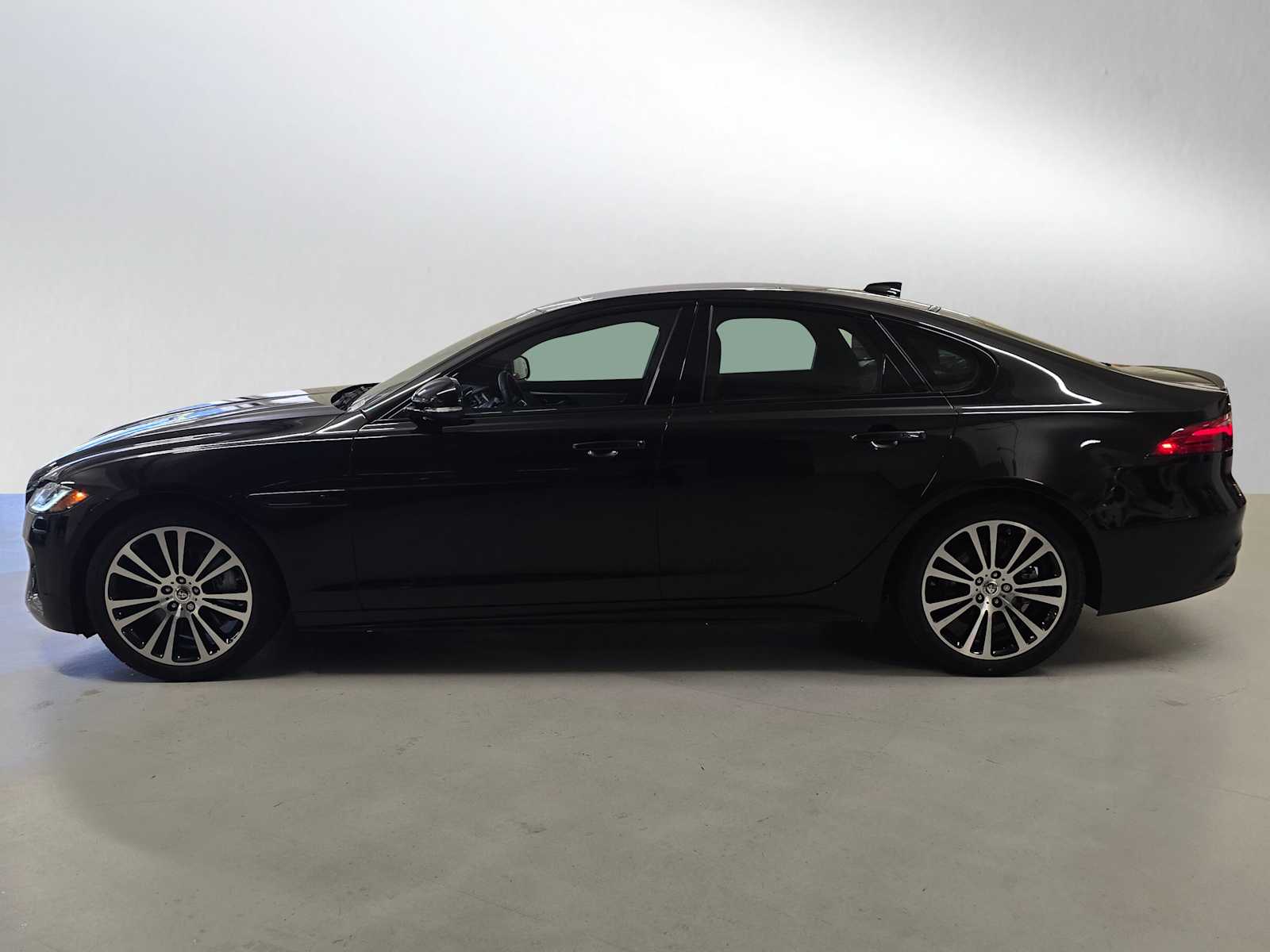 2024 Jaguar XF P300 R-Dynamic SE photo 4