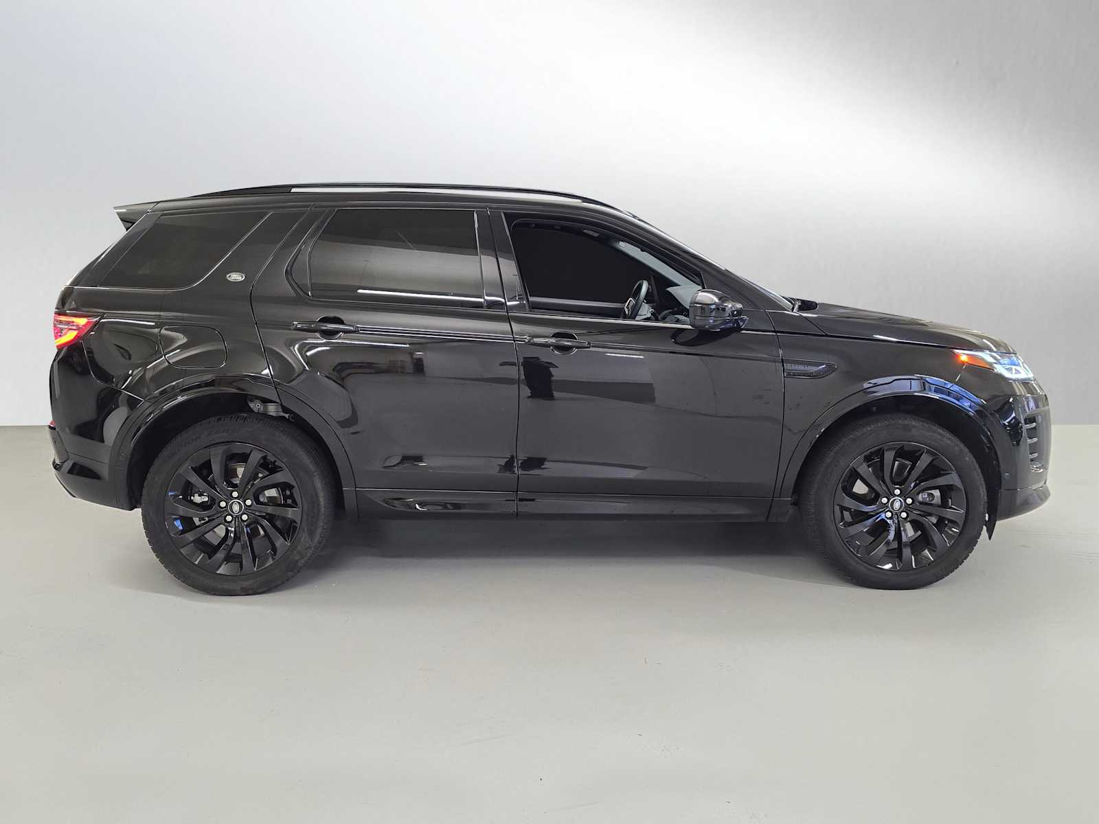 2025 Land Rover Discovery Sport Dynamic SE photo 2