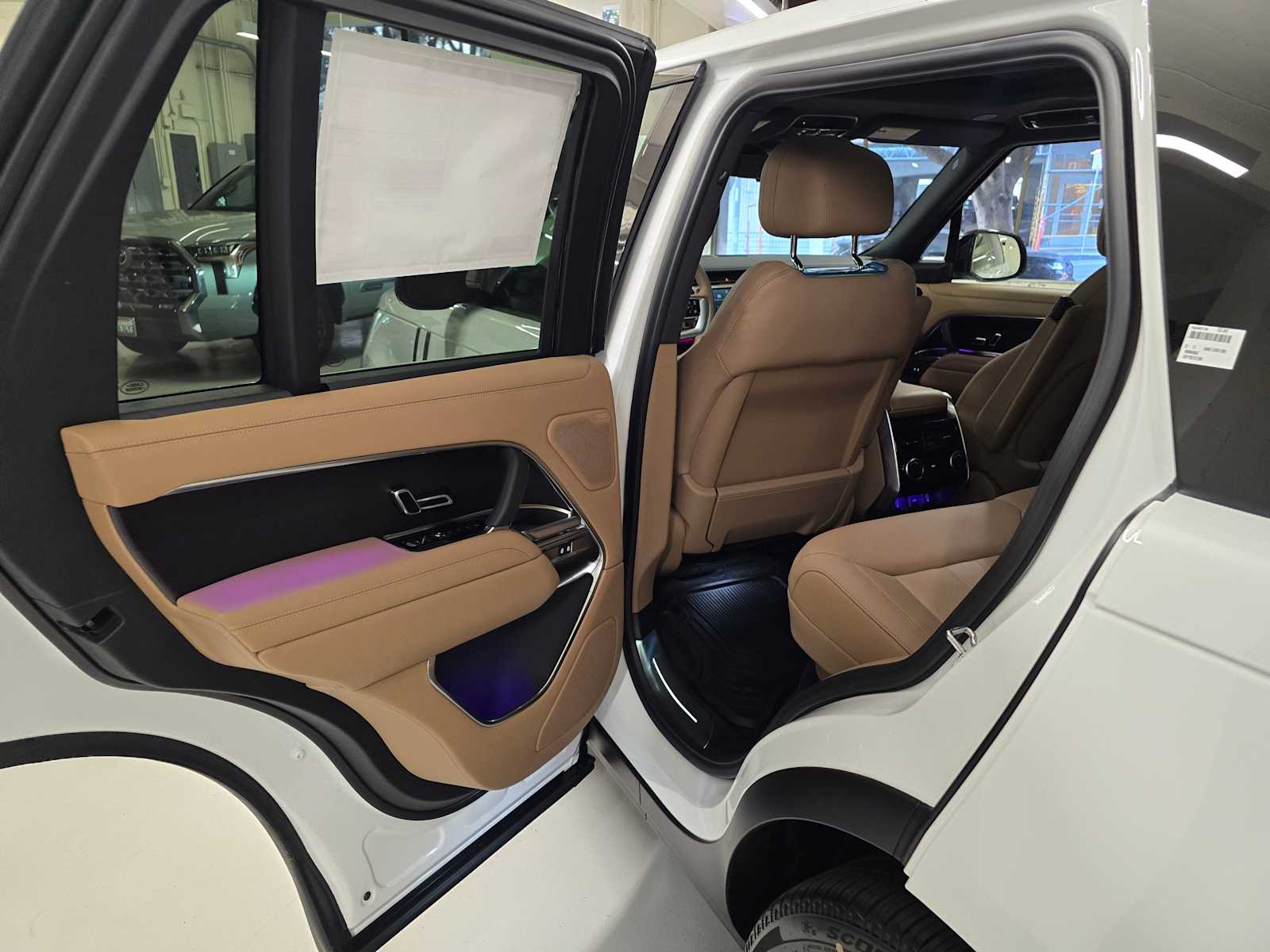 2026 Land Rover Range Rover SE - Photo 17