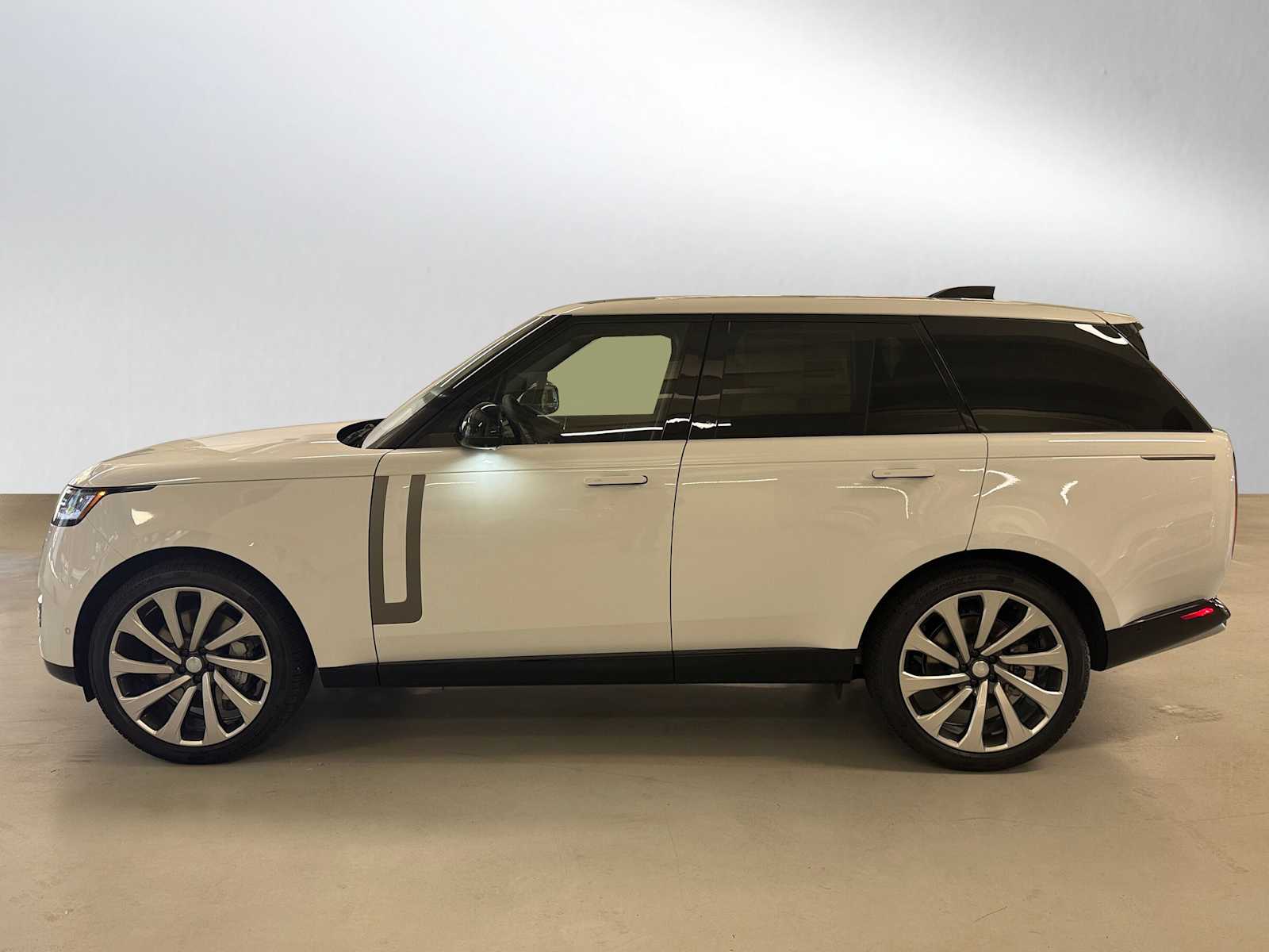 2025 Land Rover Range Rover SE photo 2