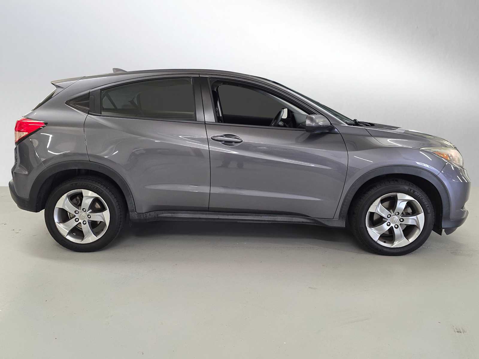 2017 Honda HR-V LX 2WD photo 2