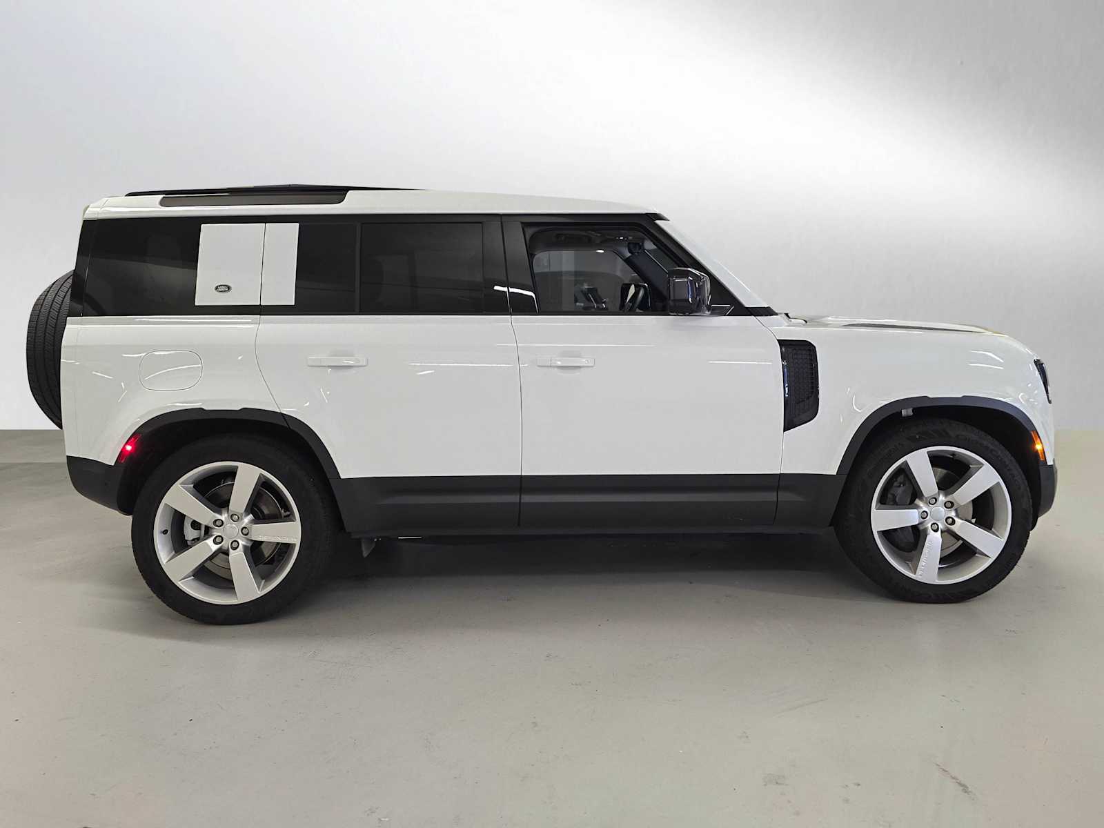 2024 Land Rover Defender S 110 photo 2