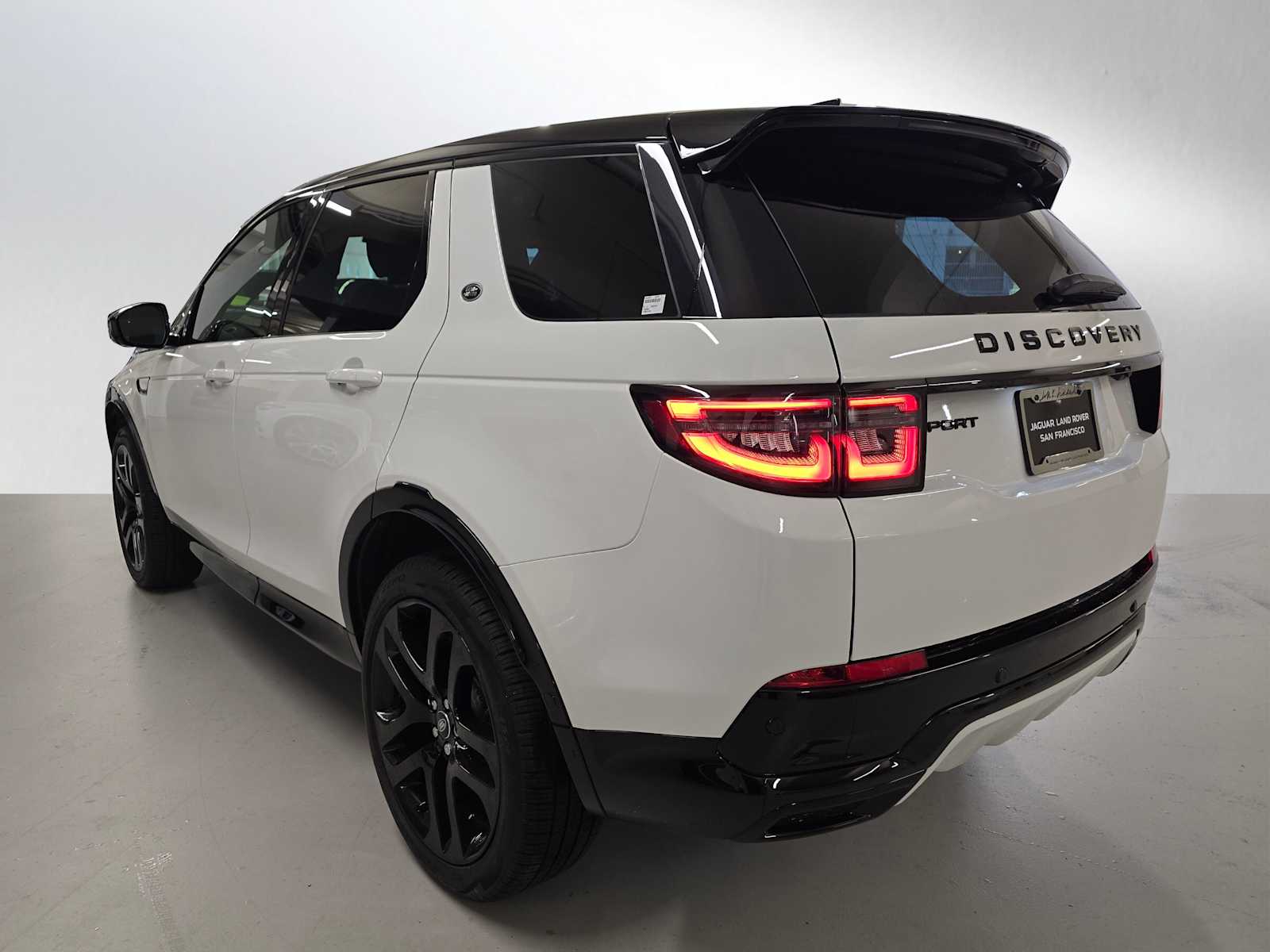 2025 Land Rover Discovery Sport Dynamic SE photo 2