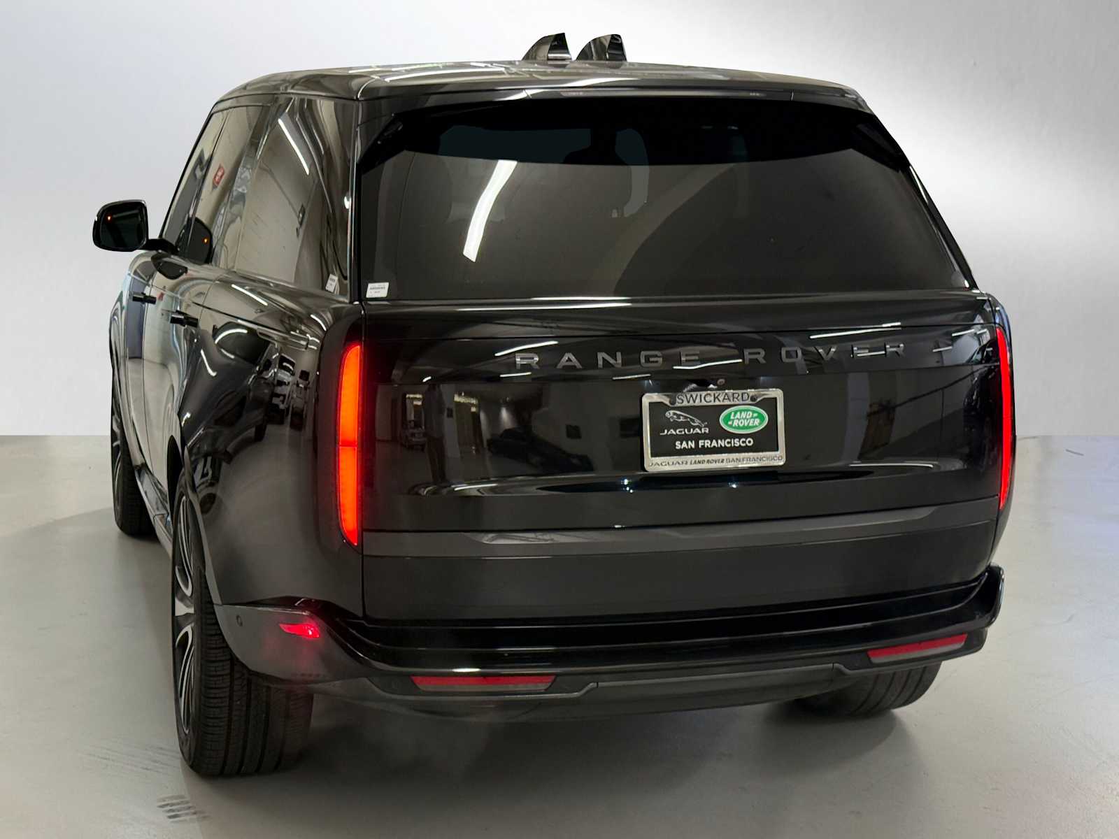 Image 3 of 2024 Land Rover Range P400 SE SUV