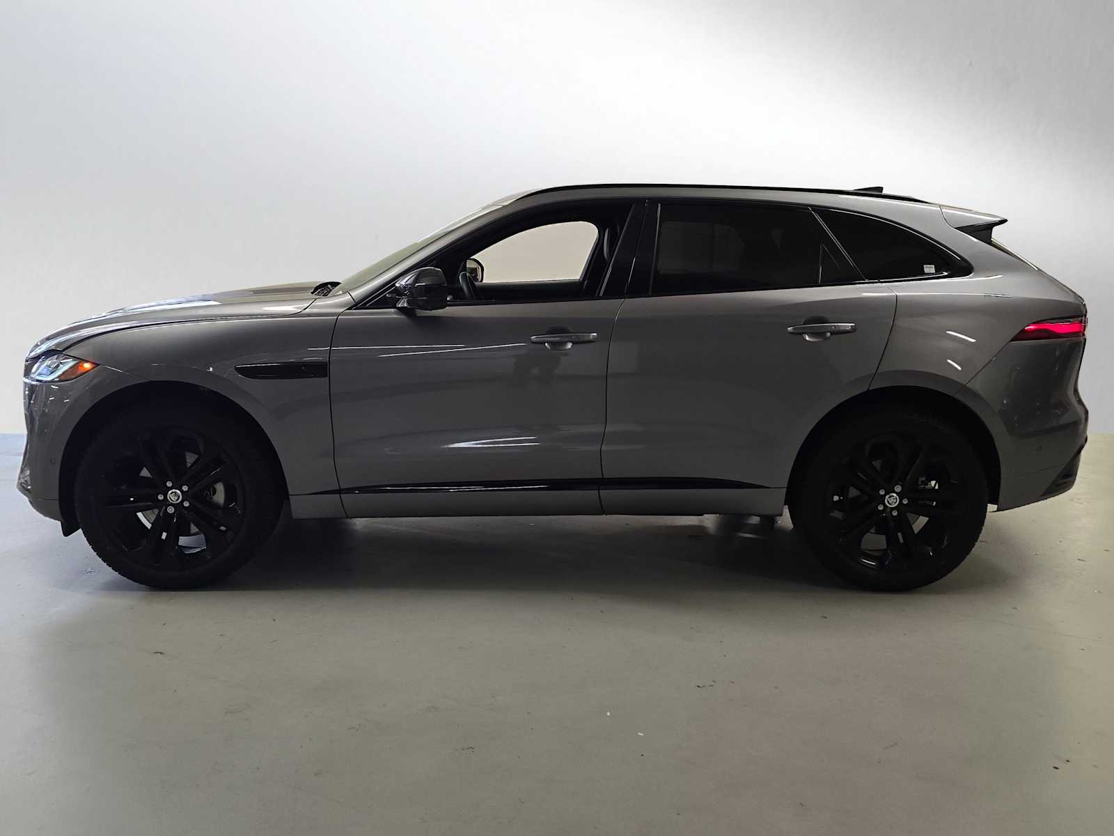 2025 Jaguar F-PACE P250 R-Dynamic S photo 3