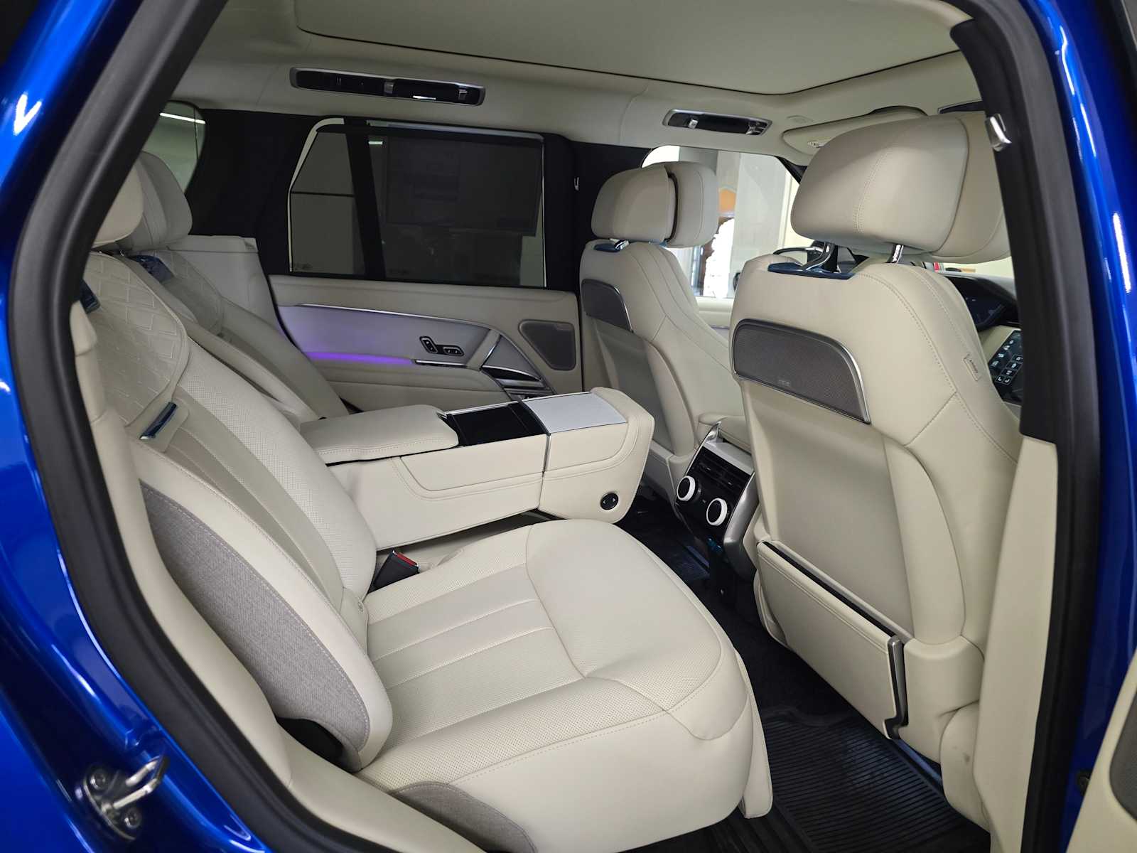 2025 Land Rover Range Rover SV - Photo 13