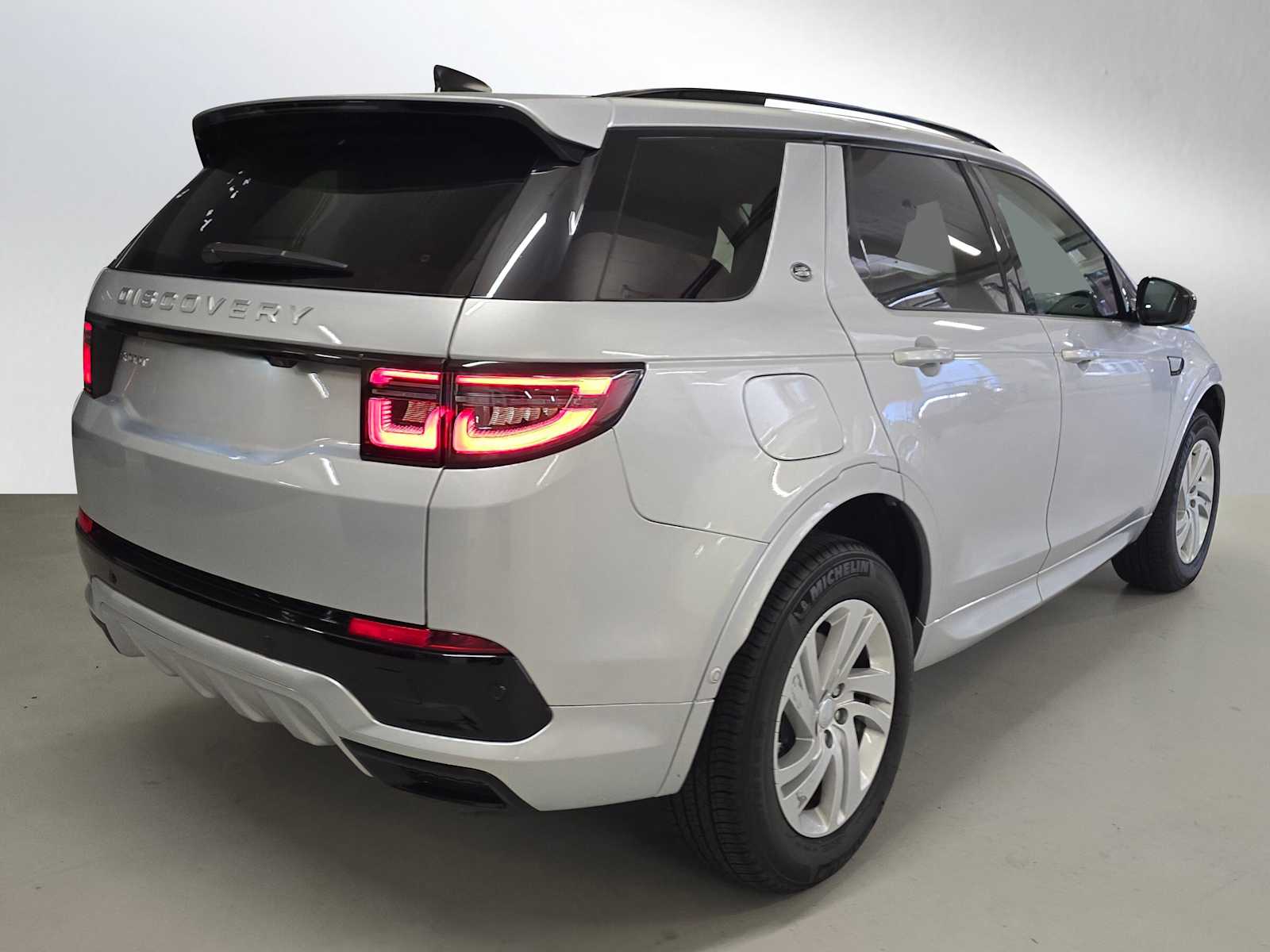 2025 Land Rover Discovery Sport S photo 3