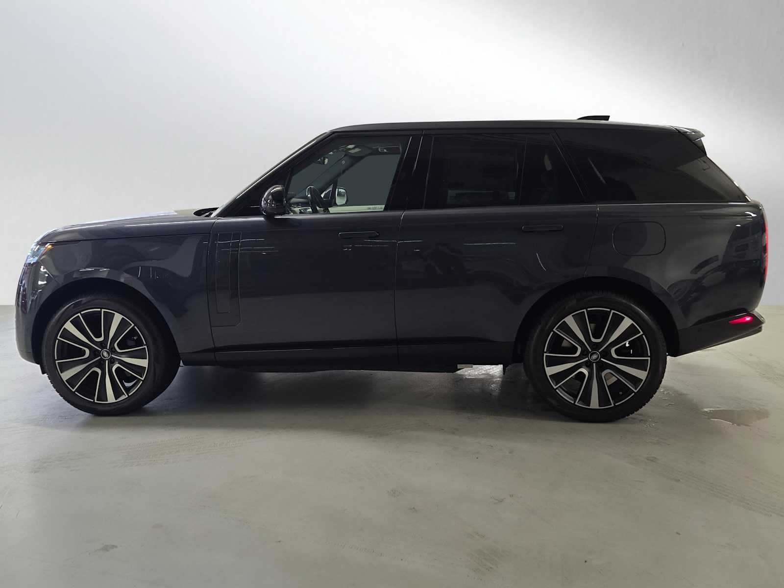 2025 Land Rover Range Rover SE photo 2