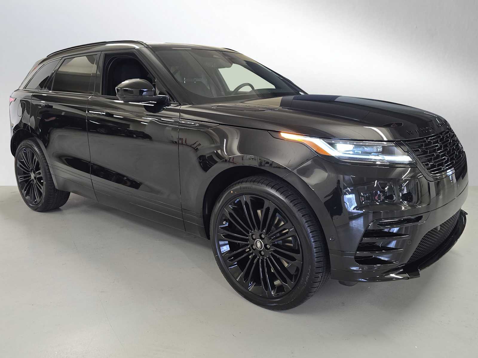 2026 Land Rover Range Rover Velar Dynamic SE's photo